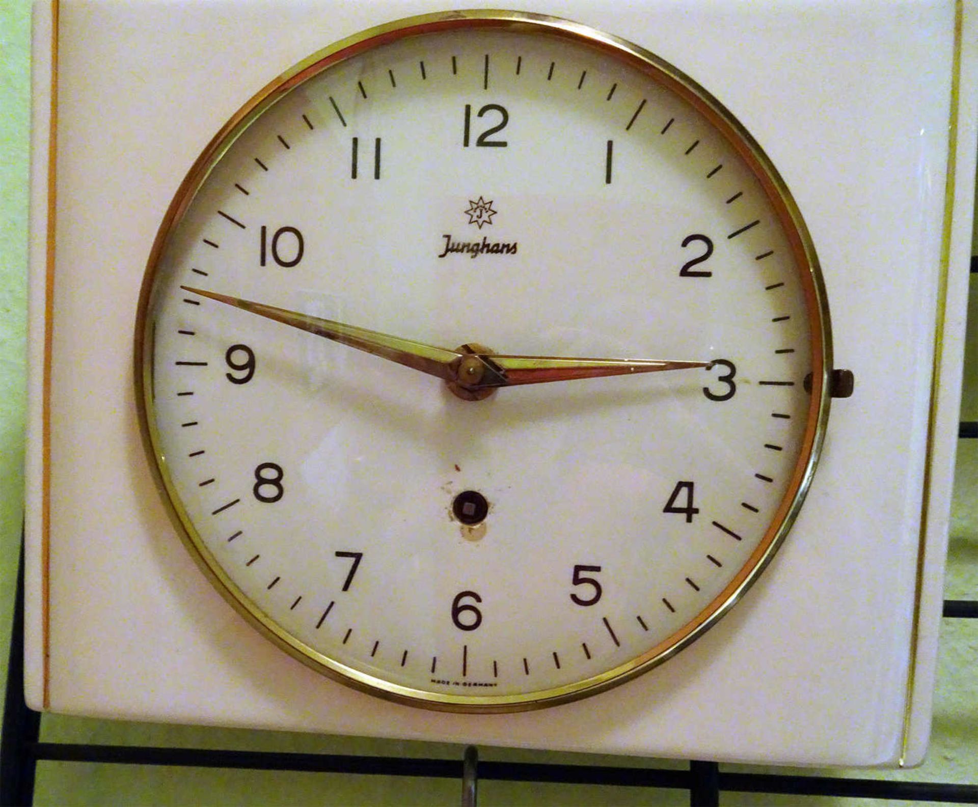 Küchenuhr aus Keramik, Marke: Junghans, um 1950, Gehwerk, ohne Schlüssel, Maße: Höhe ca. 24 x Breite