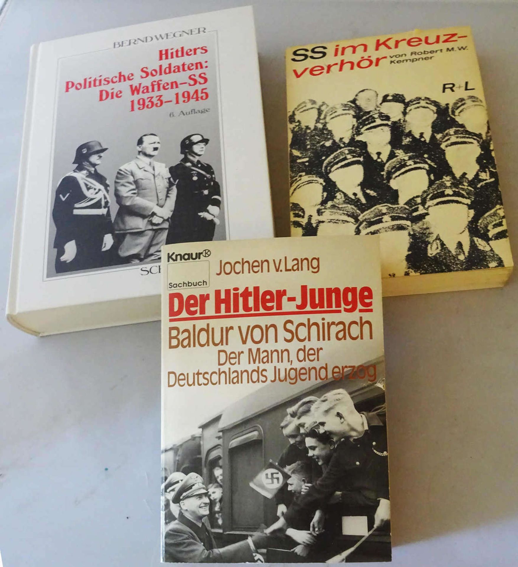 3 Bücher zum Thema Drittes Reich, dabei "Die Waffen-SS", "SS im Kreuzverhör", sowie "Der Hitler-