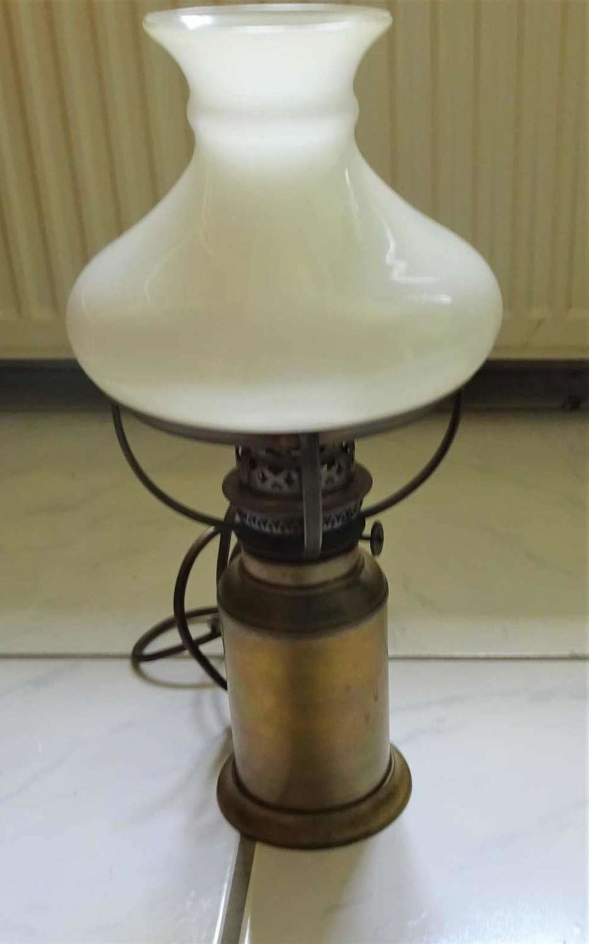 1 Tischlampe mit Kupferfuß und Glasschirm, Funktion nicht geprüft, Höhe ca. 39,5 cm.1 table lamp - Bild 2 aus 2