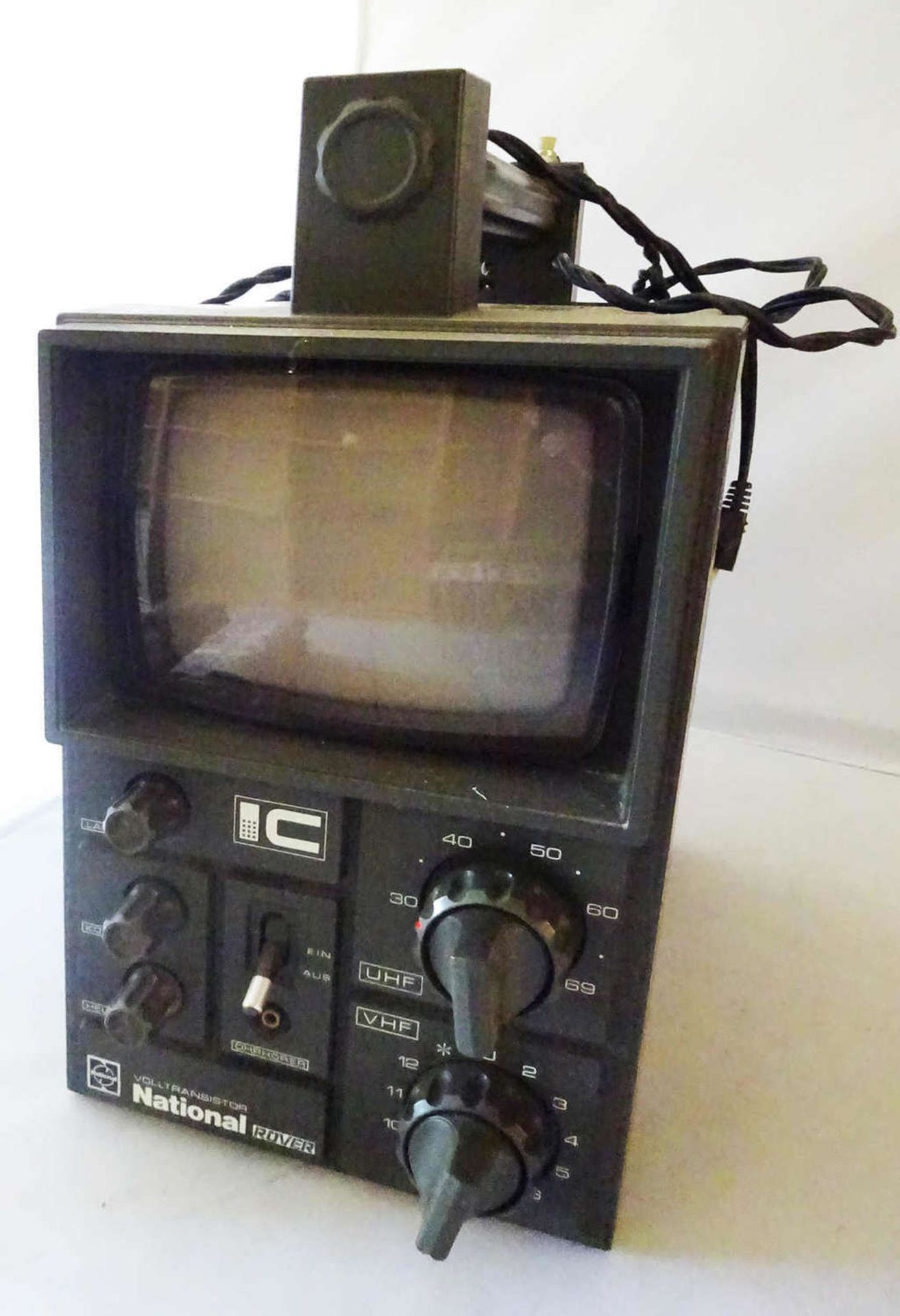 Tragbares TV Gerät. Volltransistor National Rover. Ca. Mitte 70er Jahre. Funktion nicht geprüft.