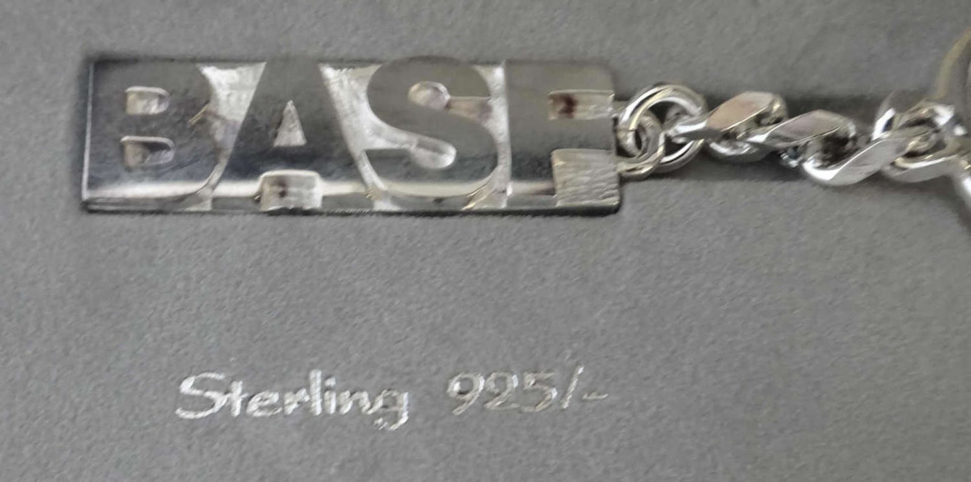 Lot Silber, dabei 1 Armreif, 2 Schlüsselanhänger BASF, sowie 1 Serviergabel. Gewicht ca. 127 gr. - Image 2 of 3