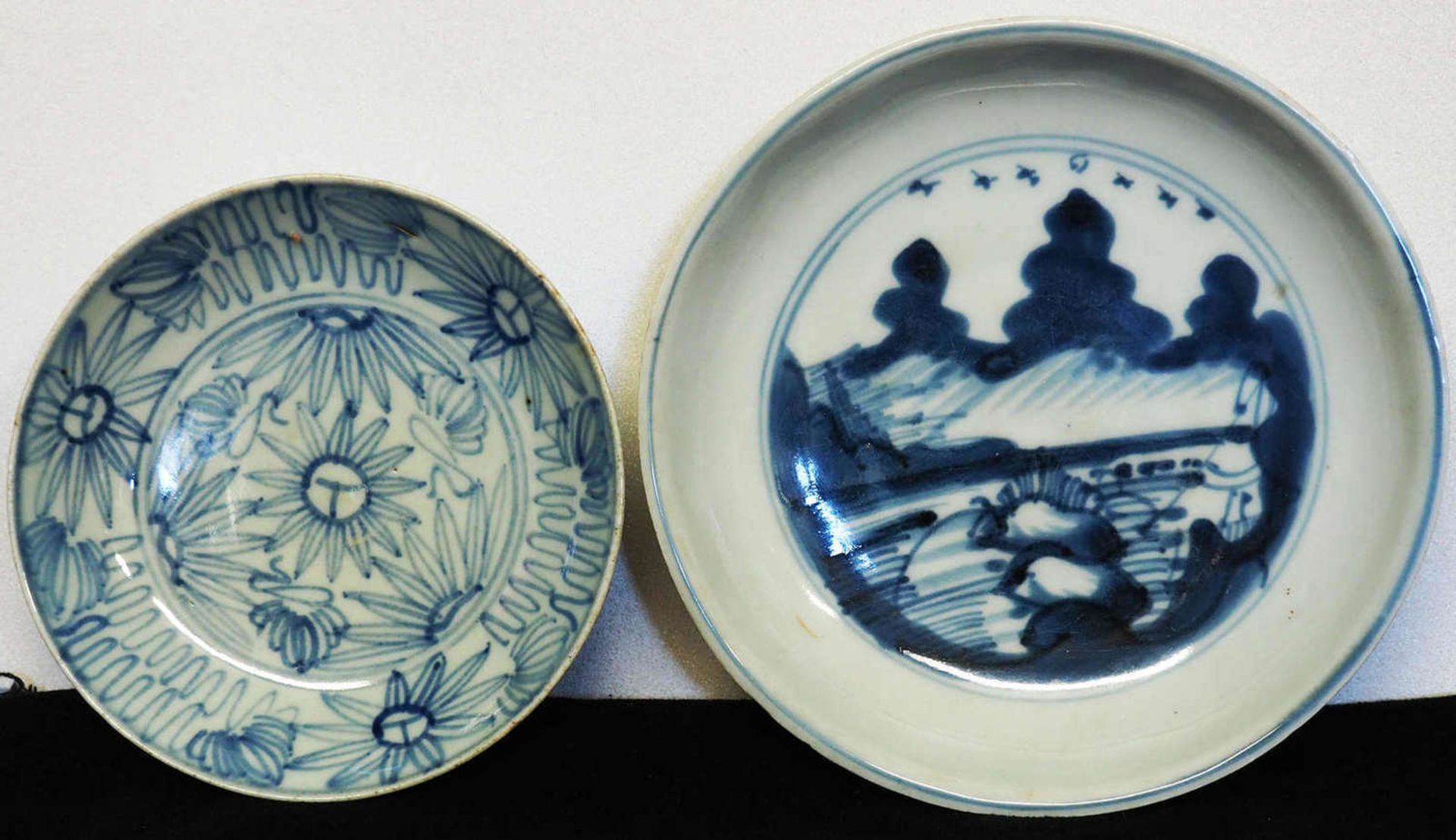 Zwei chinesische Teller. Quing - Dynastei (um 1900). Unterglasur - Blaumalerei. Beide gemarkt.Two