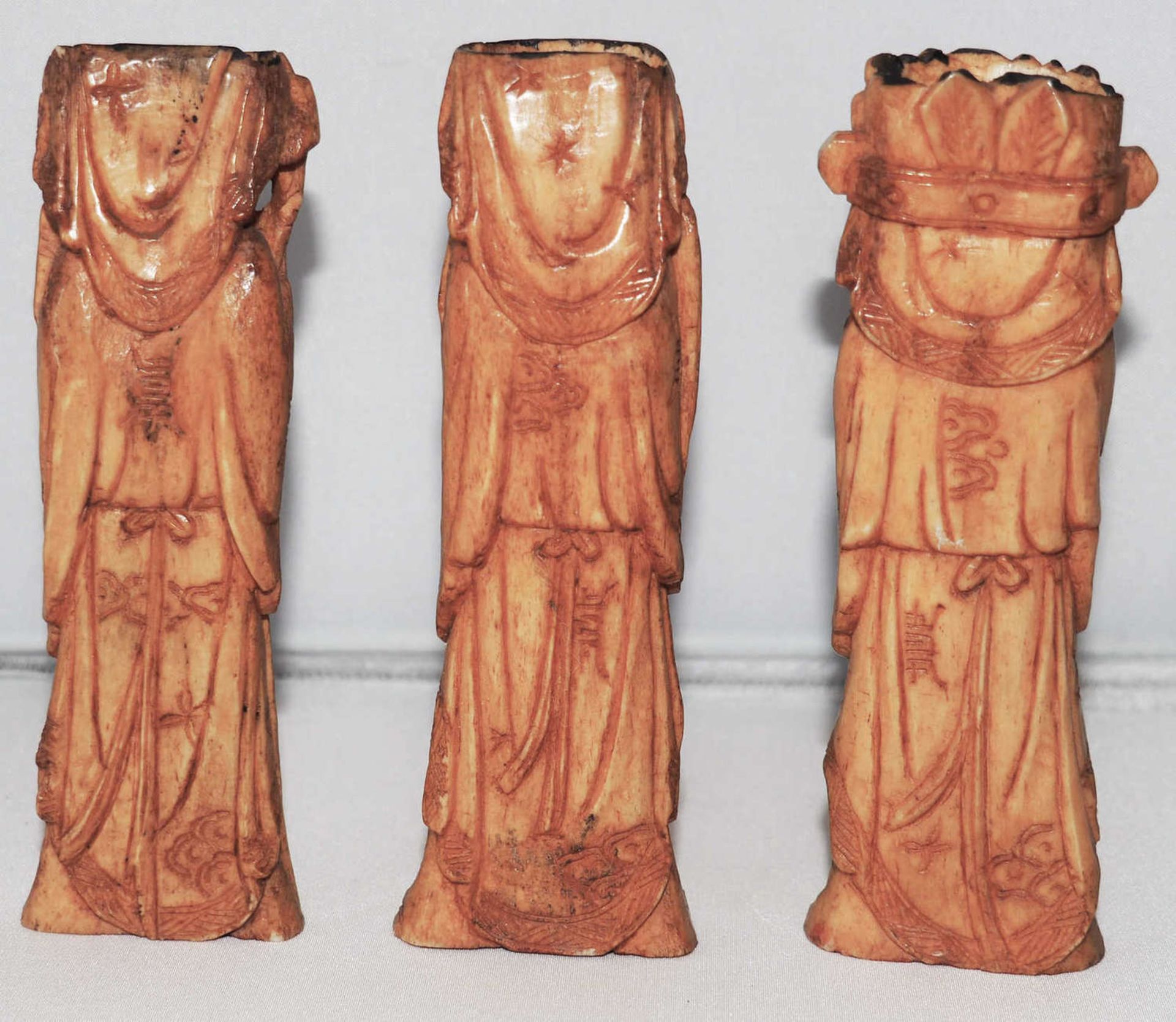 Drei fein geschnitzte Figuren "Gelehrte". Bein.Three finely carved figures "Scholars". Bone. - Bild 2 aus 2