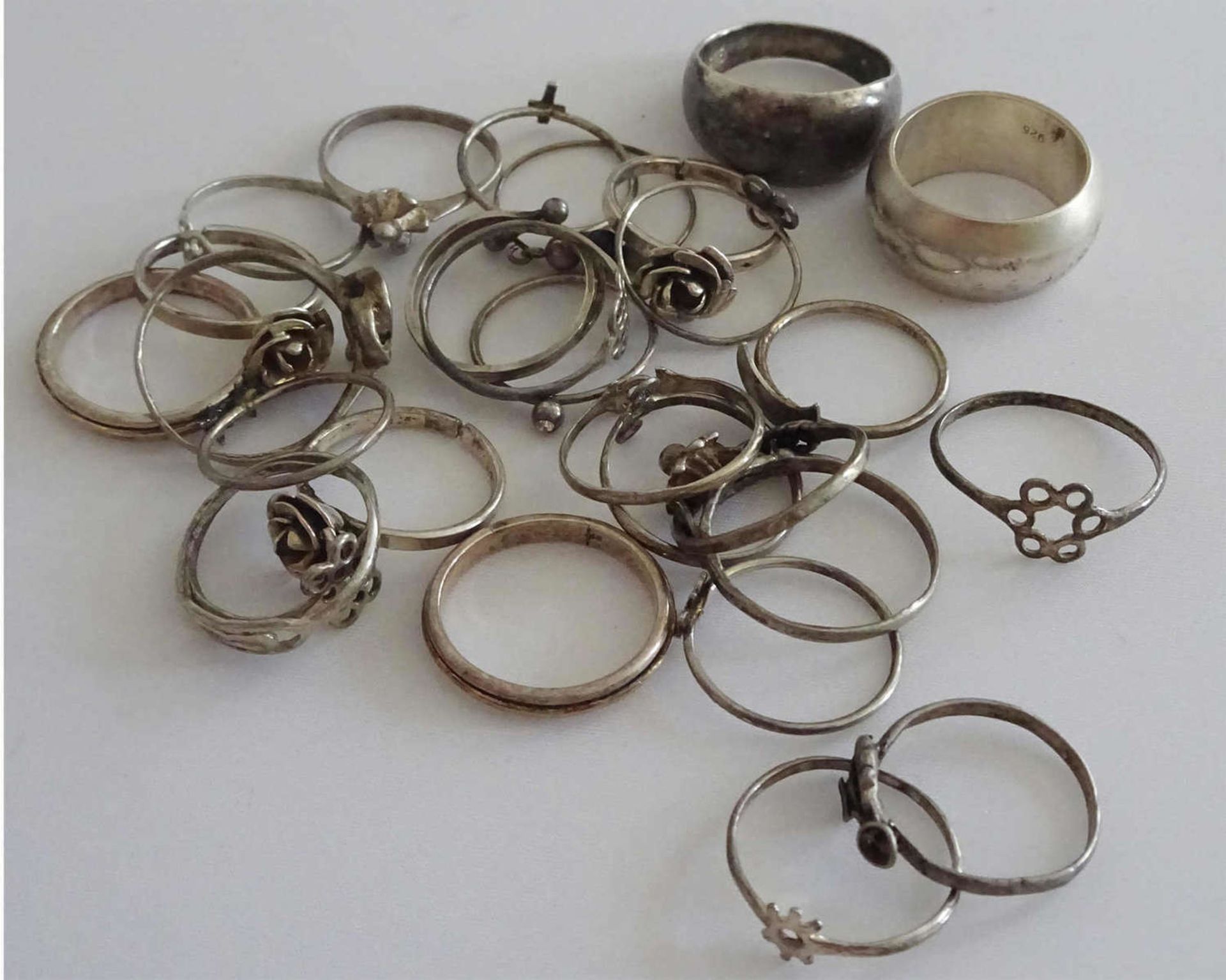 Lot Silberringe, insgesamt 28 Stück, verschieden Modelle, Gewicht ca. 33,4 gLot of silver rings, a