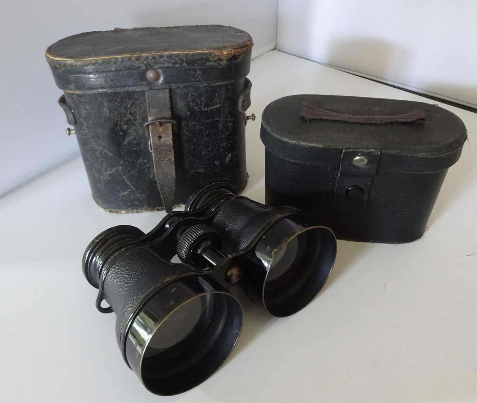 3 alte Ferngläser, 2x im Etui. Gebrauchter Zustand, bitte besichtigen3 old binoculars, 2x in a case. - Image 2 of 2