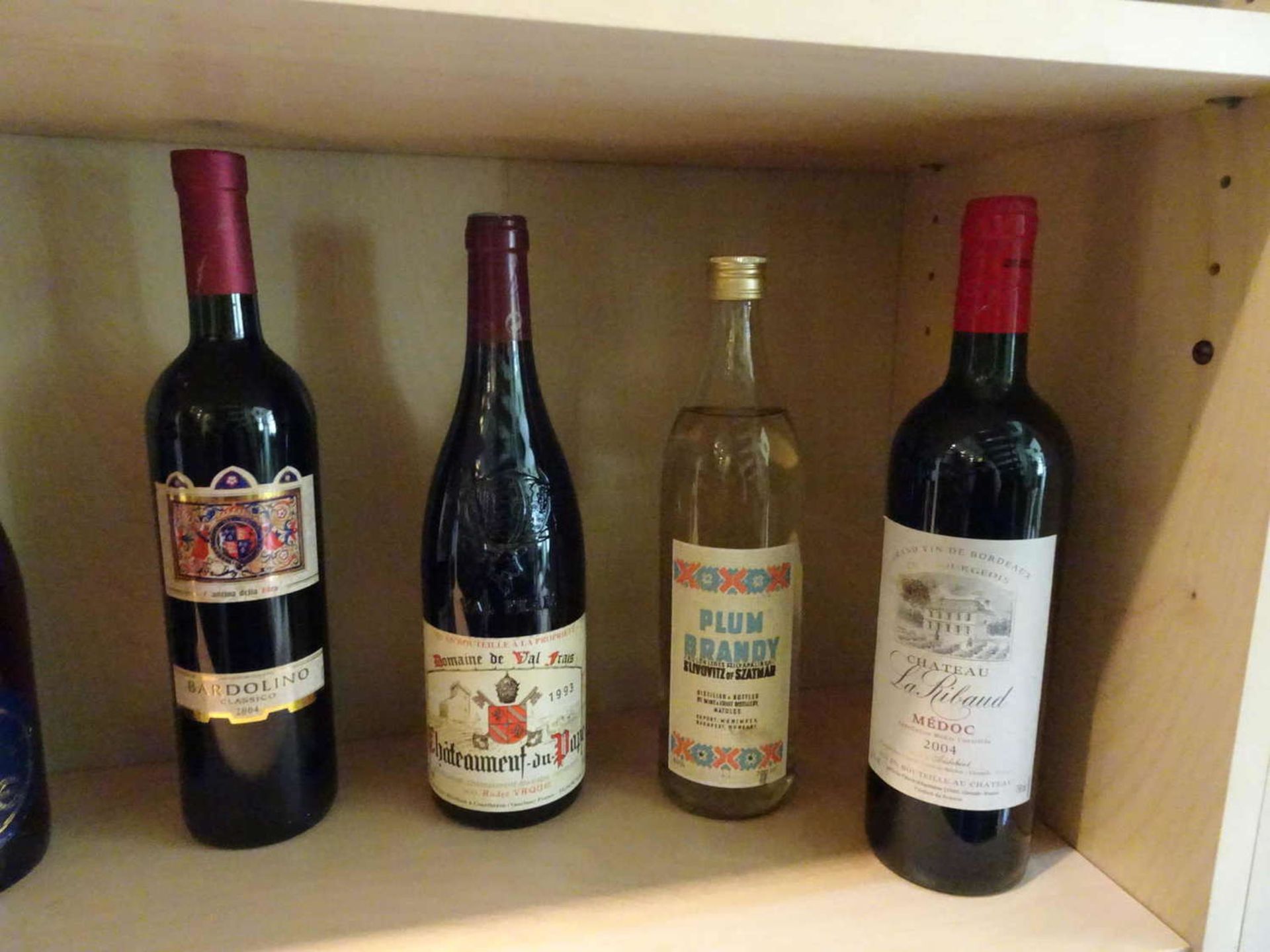 Lot Spirituosen 7 Flaschen, dabei Plum Brandy Ungarn, Châteauneuf du Pape-France, Château La - Image 3 of 3