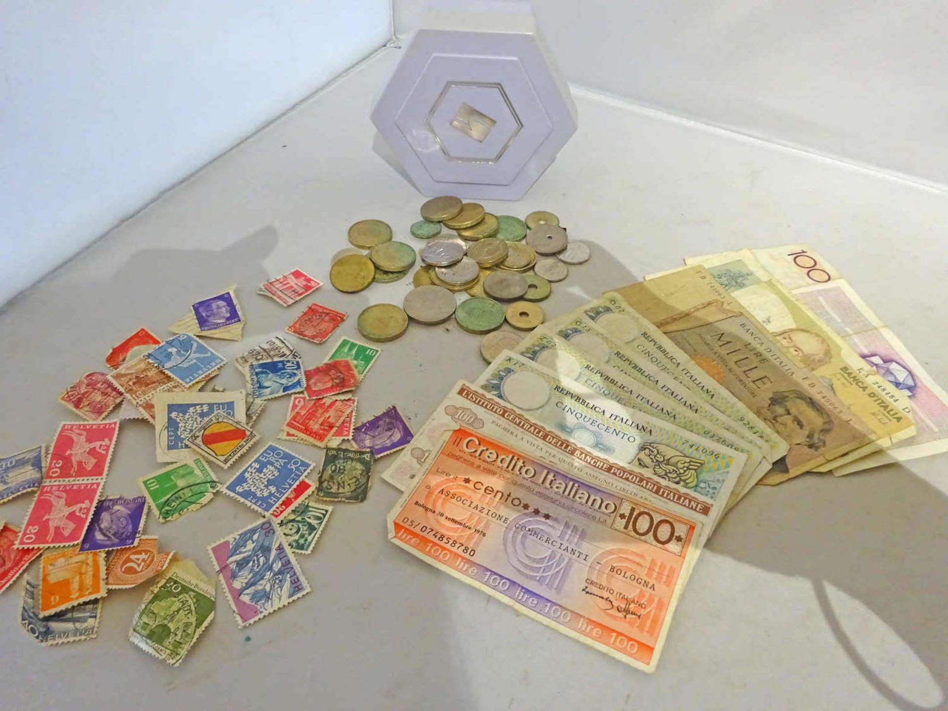 Lot Banknoten, Münzen und Briefmarken aus Haushaltsauflösung. Banknoten Italien und Belgien. Bitte