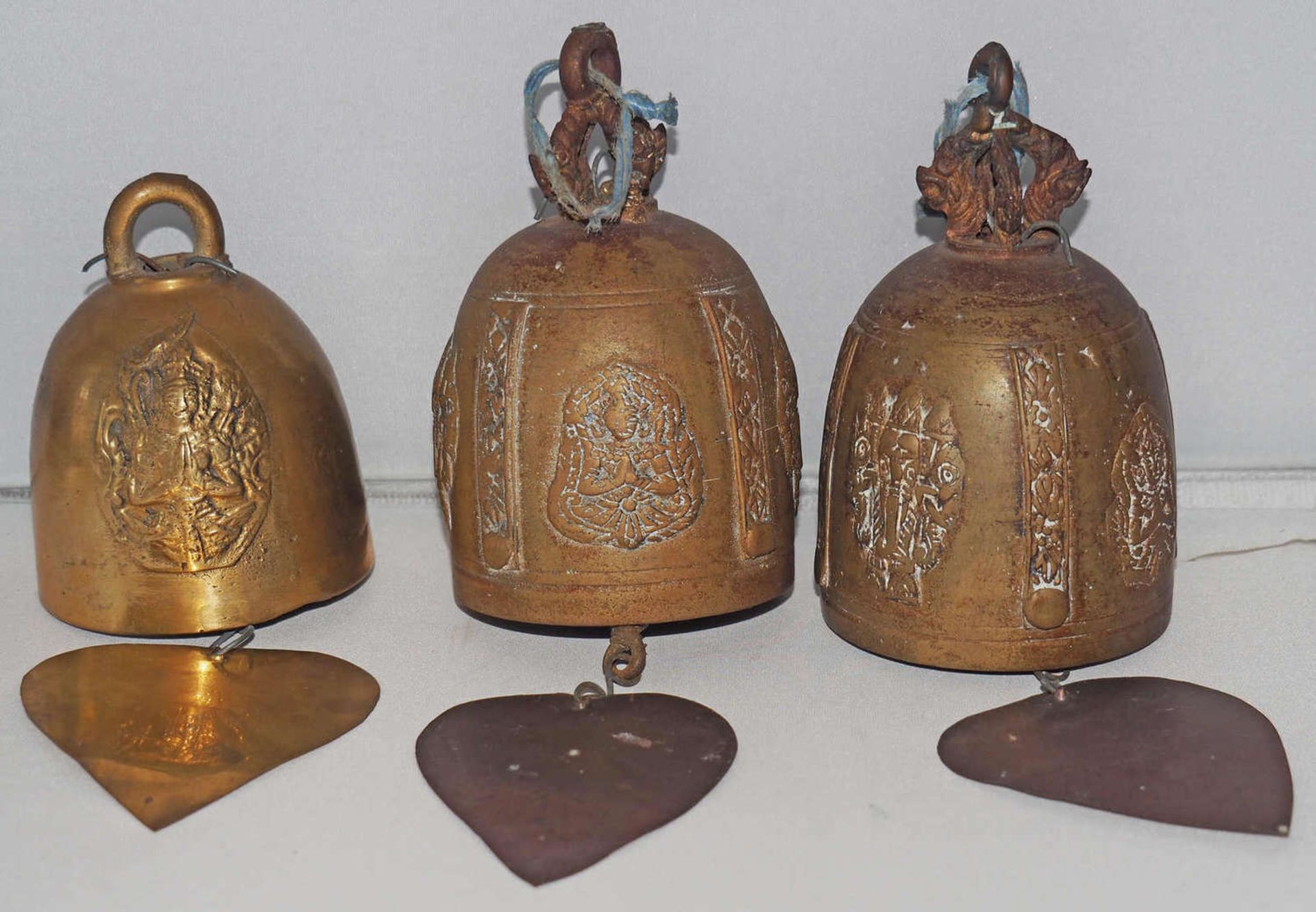 Drei Glocken mit Außenverzierungen. Tibet.Three bells with external decorations. Tibet.