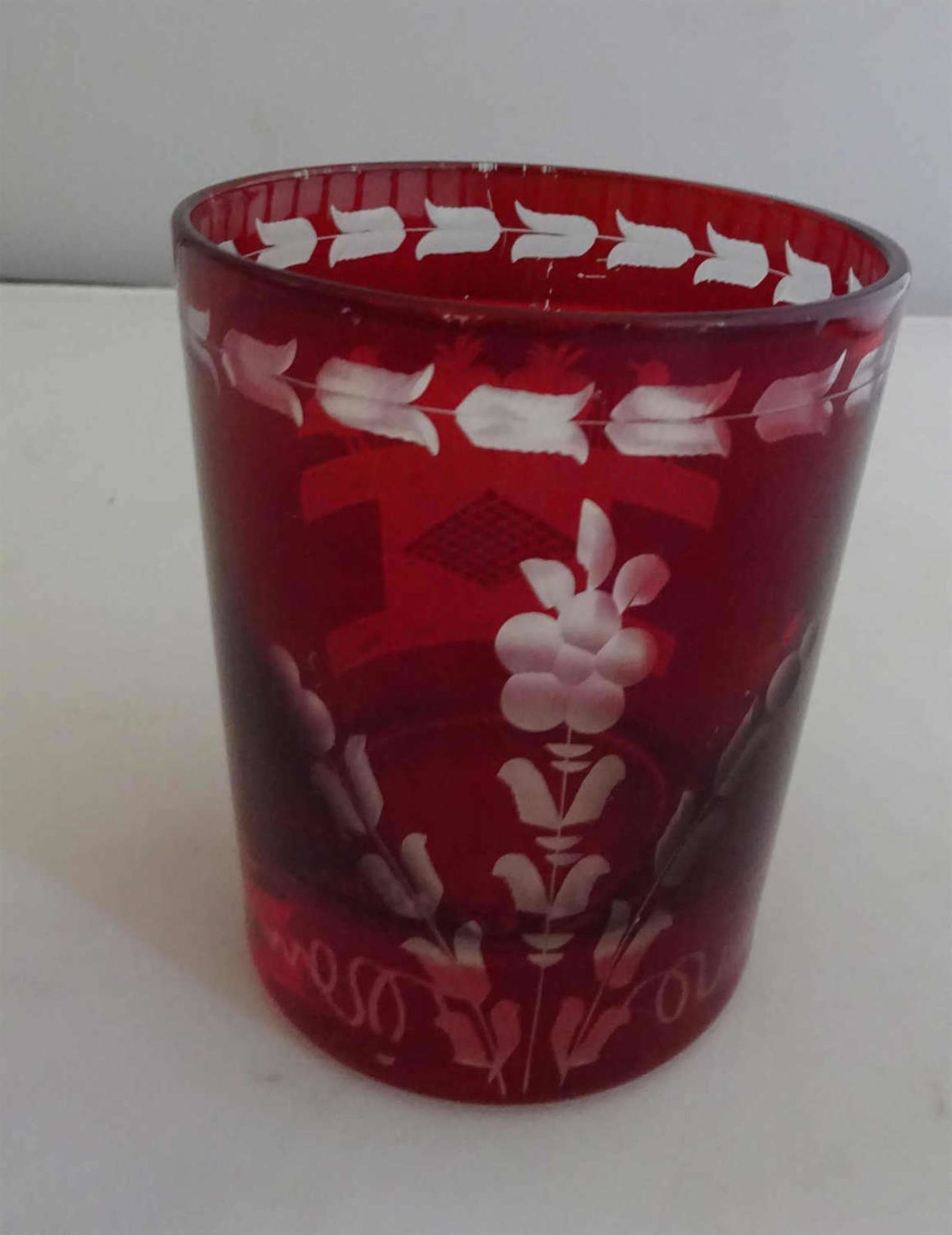 Biedermeier Becherglas, rot gebeizt mit eingeschliffenen Herzchen und Vögelchen verziert, Mitte - Image 2 of 2