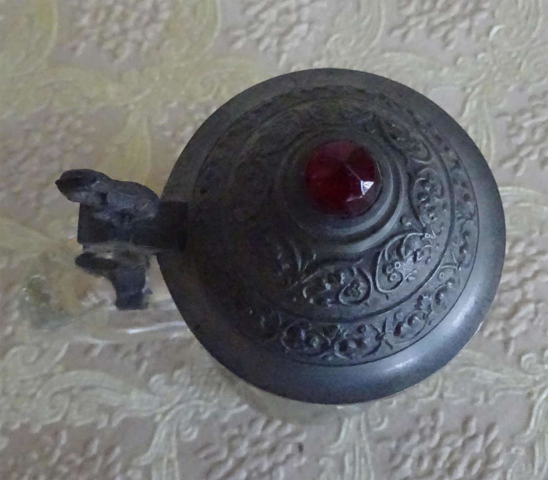 kleiner Pressglas Krug um 1910, Zinndeckel mit rotem Glasstein mittigsmall pressed glass pitcher - Image 2 of 2