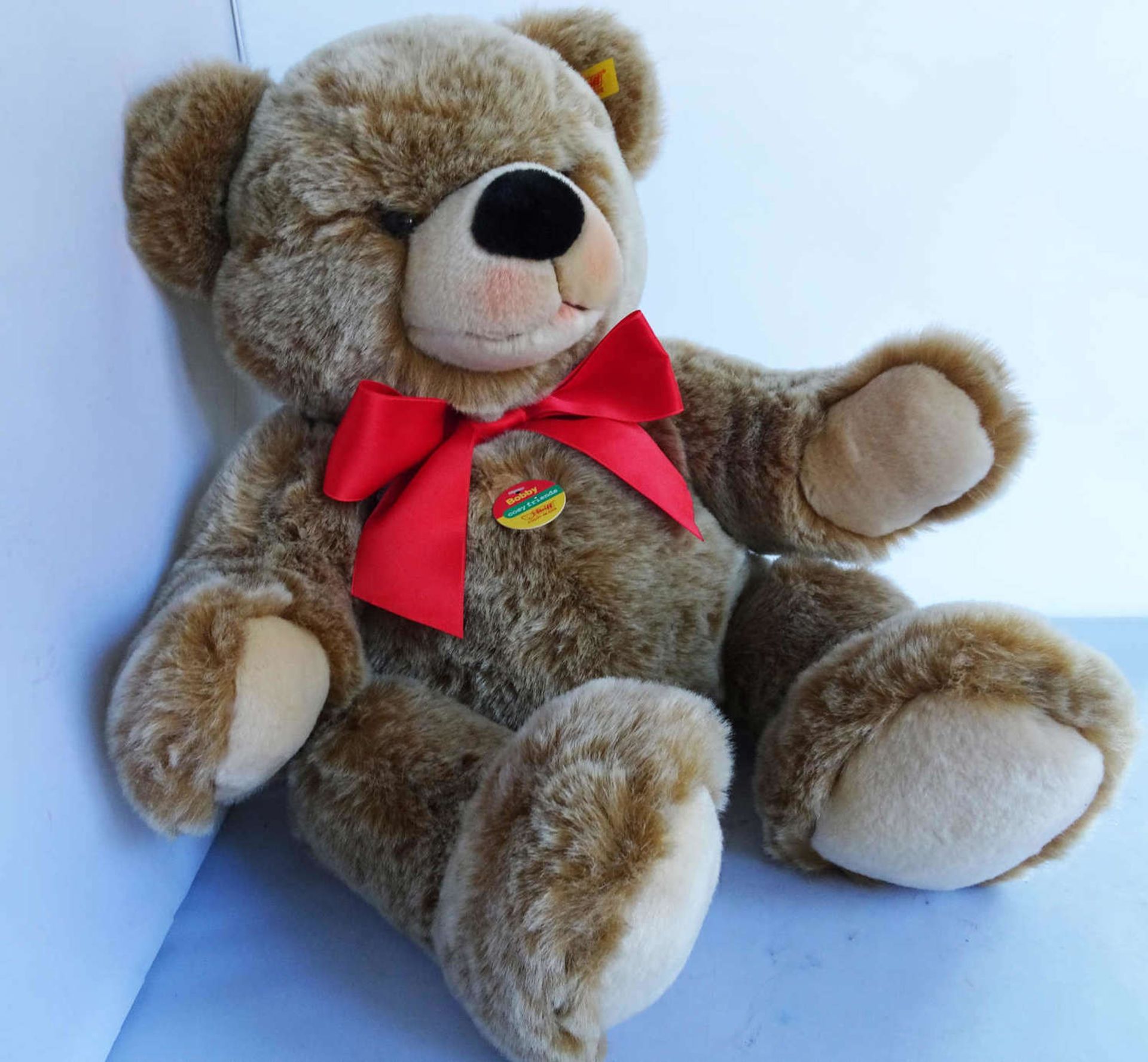 Grosser Steiff Teddy "Bobby" Nr. 13904. Mit Knopf im Ohr, Schild und Fahne. Neu und unbespielt. Höhe - Bild 2 aus 2