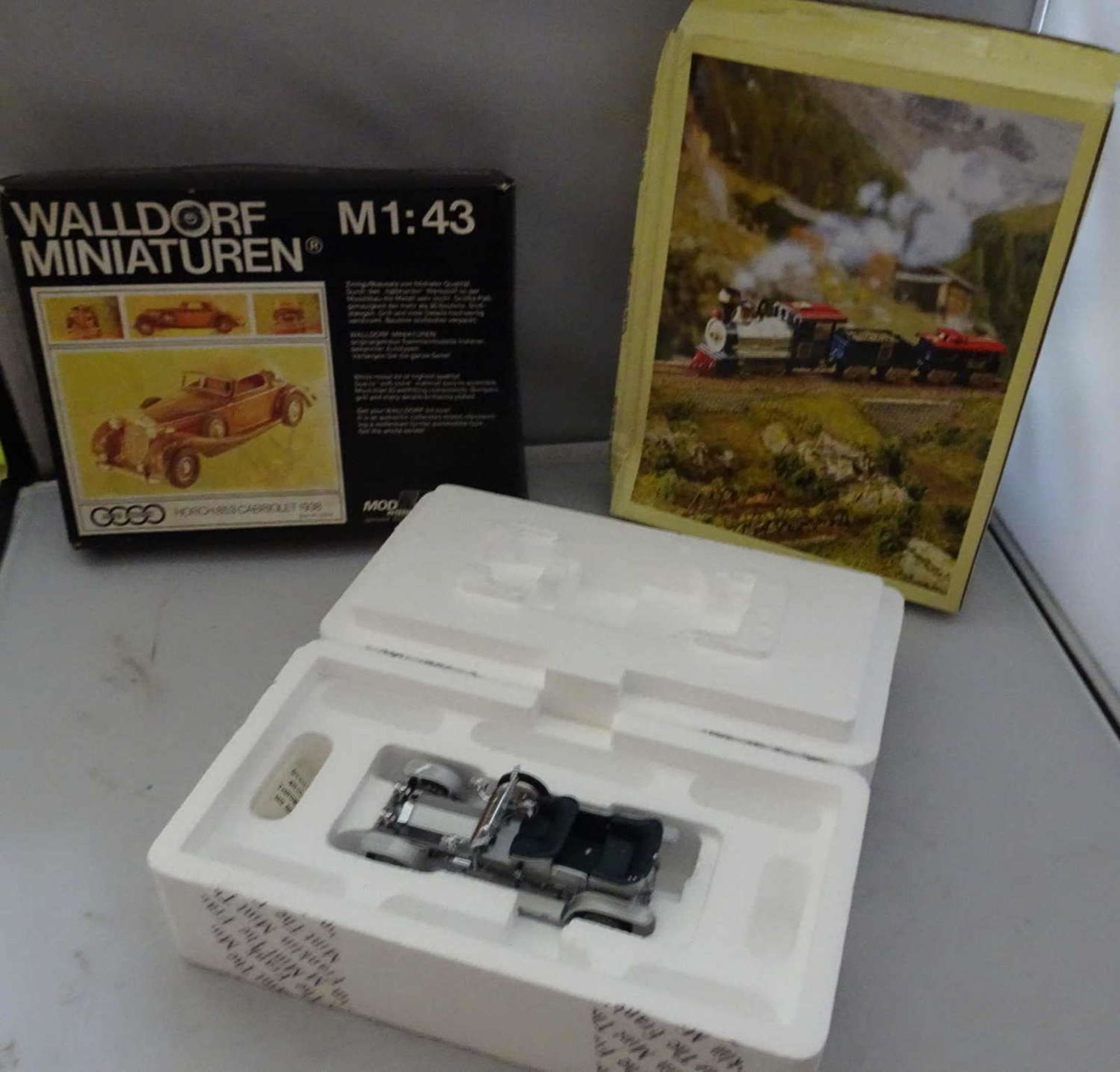 Lot Spielzeugmodelle, dabei Walldorf Miniaturen M 1:43, kleine Eisenbahn mit Schienen, sowie