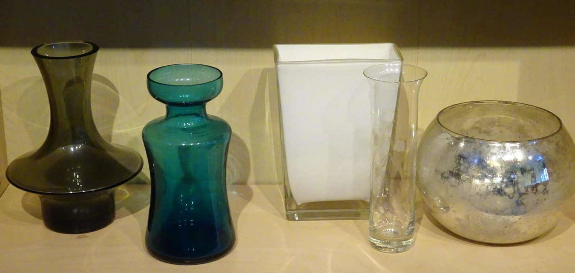 Lot Glas, bestehend aus: Vasen, Schale, Aschenbecher, Paperwright, etc.,guter gebrauchter ZustandLot