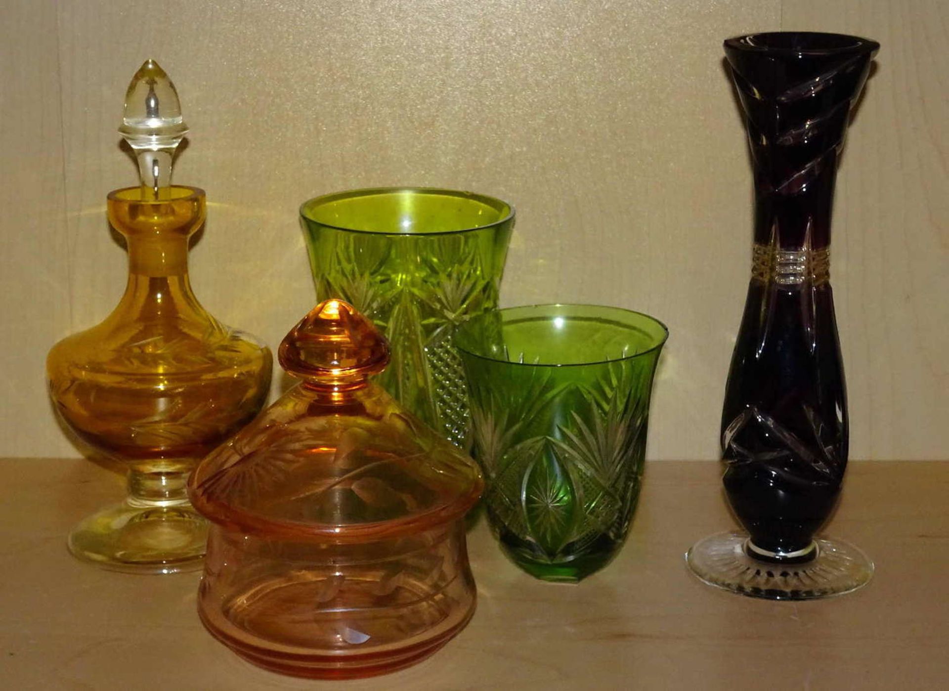 Lot Kristallglas, geschliffen, dabei: 1 Deckeldose, 2 Gläser, 1 Vase, 1 kleine StöpselflascheLot