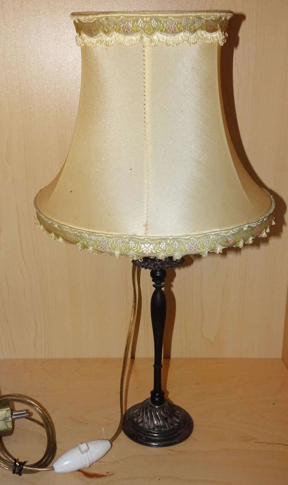 1 Tischstehlampe mit Metallfuß, 40er Jahre. Guter Zustand. Höhe ca. 40 cm1 table floor lamp with