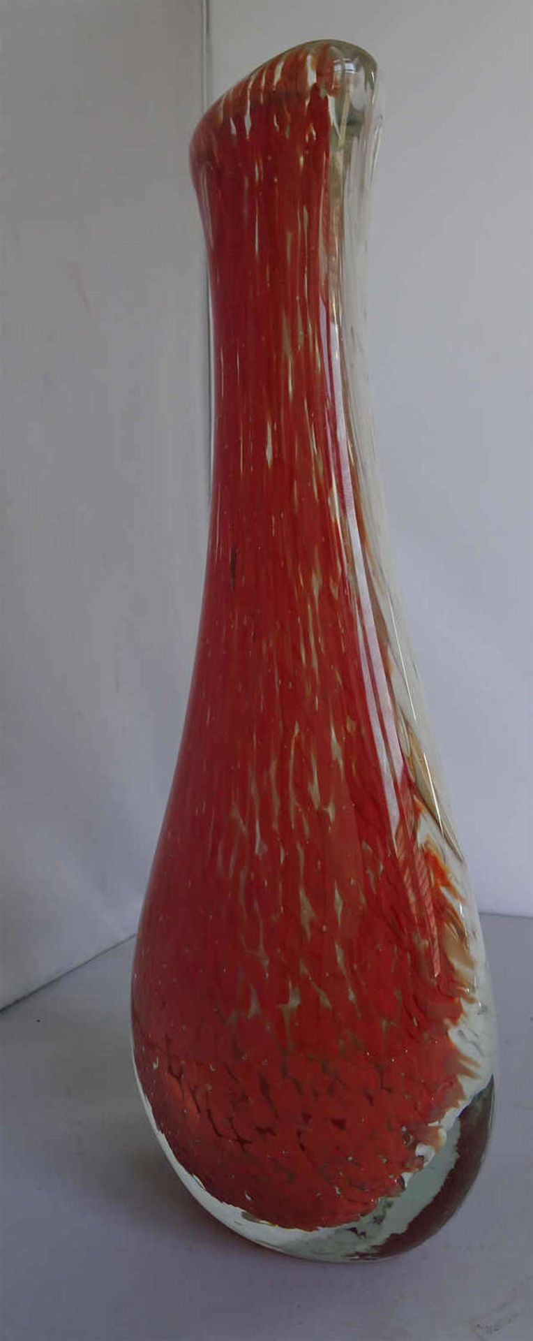 Murano Glasvase mit roten und weißen Einschmelzungen. Höhe ca. 29,5 cm. Sehr guter Zustand.Murano - Image 2 of 3