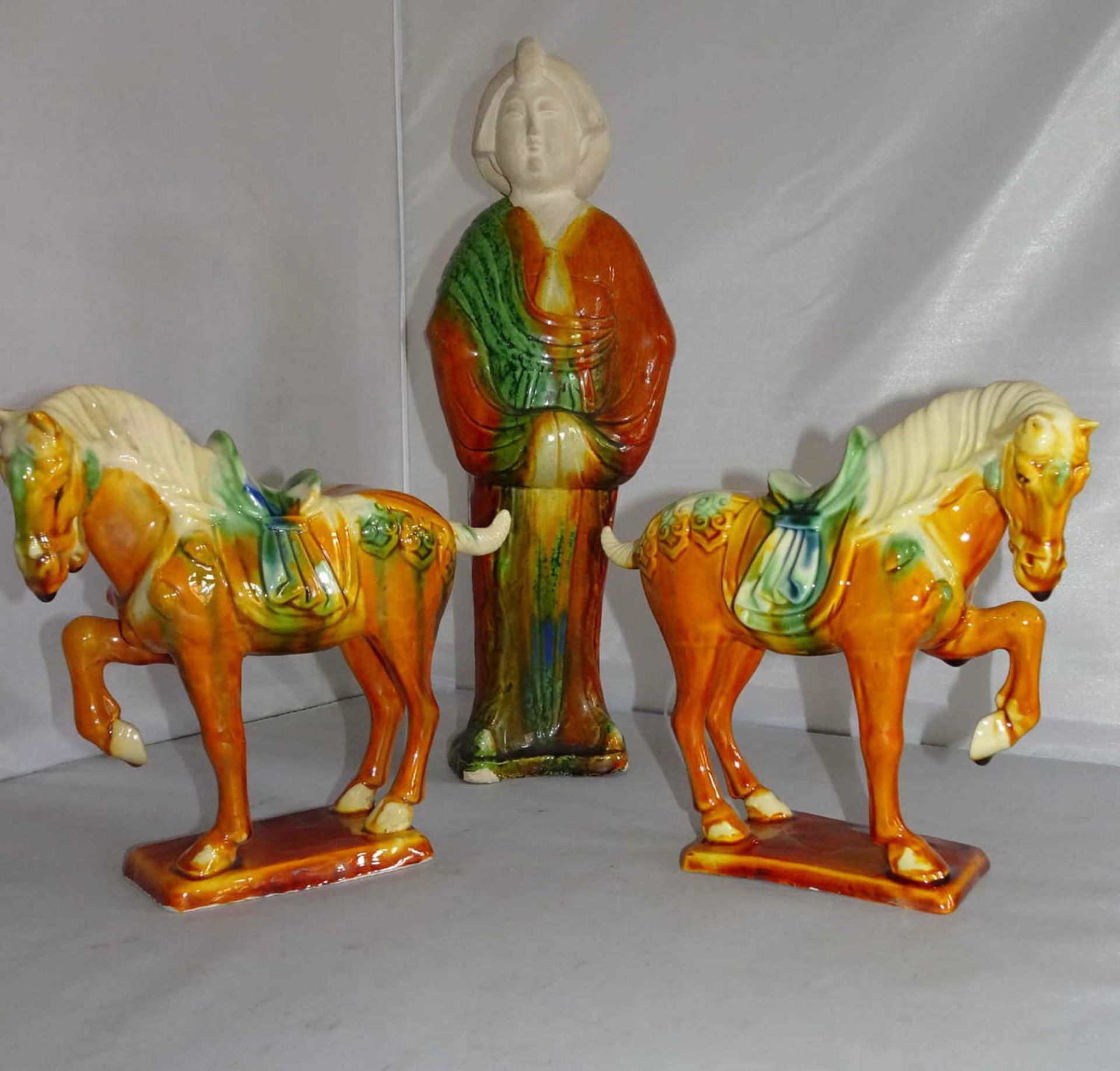 China, 3 dekorative Tonfiguren im Stil der Tang Dynastie mit sogenannter Saneai Glasur (3-Farben-