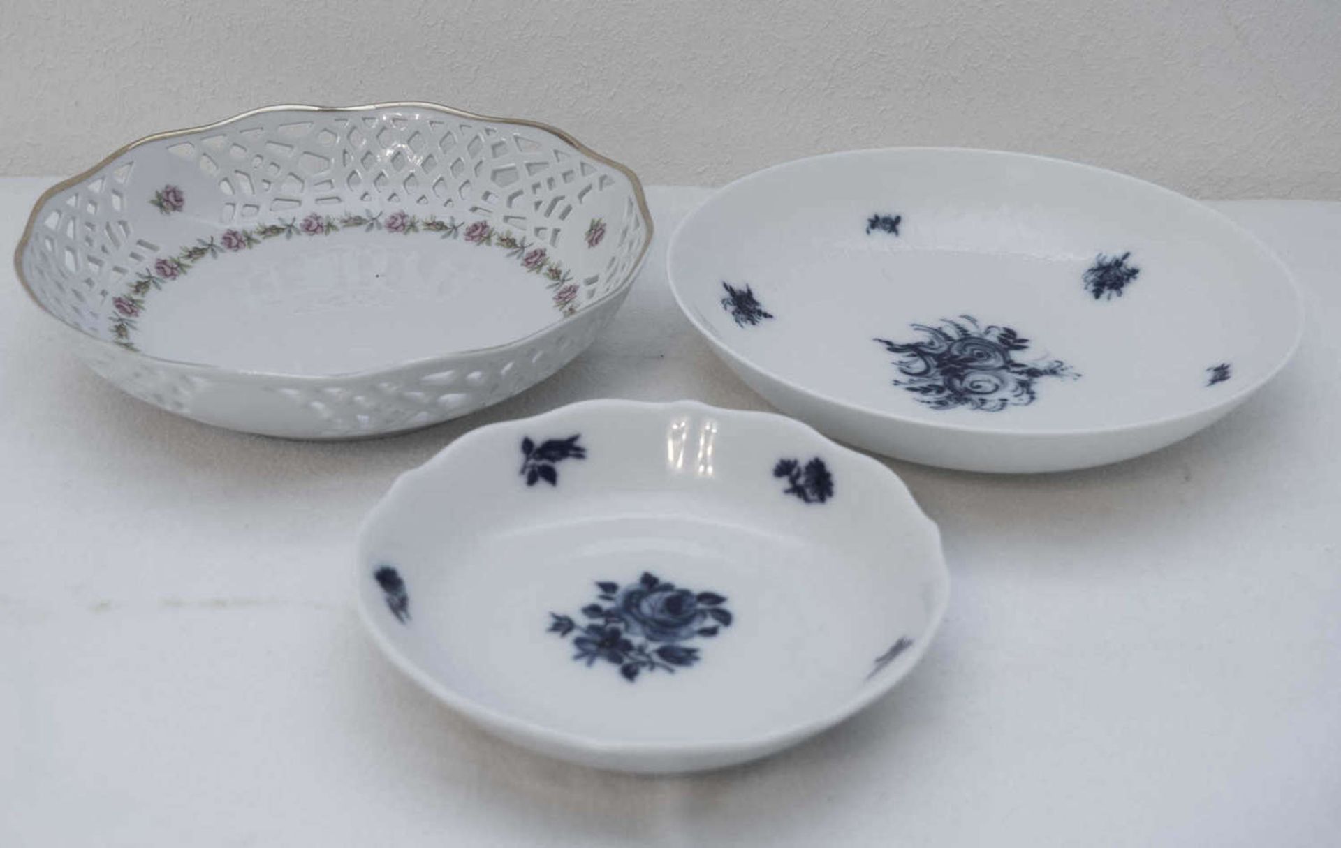 Drei Porzellan - Schalen, Durchmesser: ca. 19 cm und 14 cm. Dabei Rosenthal.Three porcelain bowls,