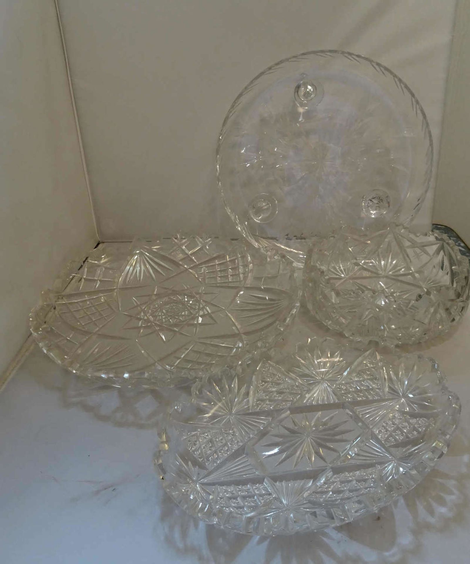 Konvolut Kristallglas, bestehend aus 2 Kuchenplatten, 1 Schale, sowie 1 Schüssel. Guter Zustand. - Image 2 of 4