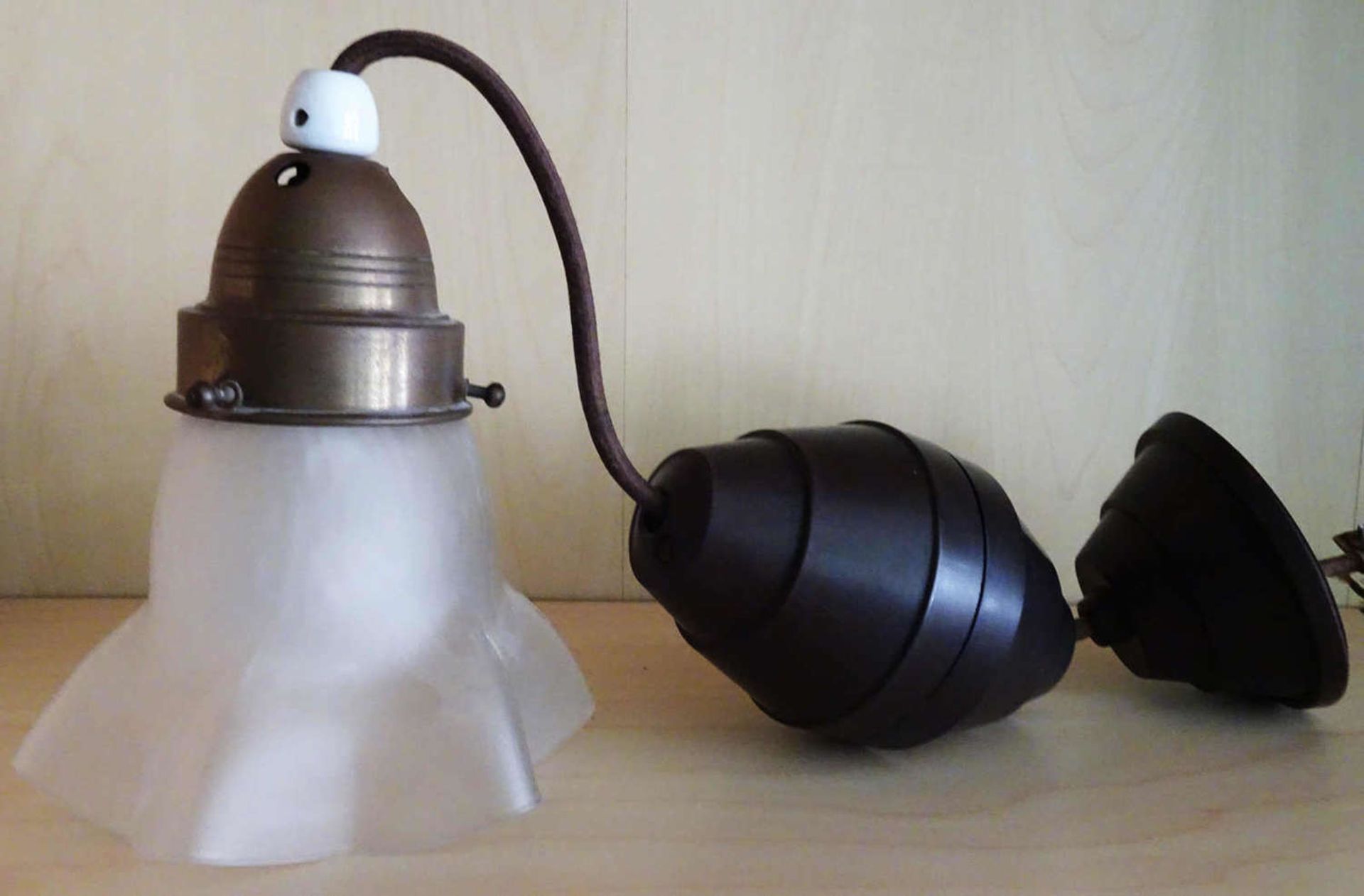 1 Jugendstil Hängelampe mit Milchglasschirm. Guter Zustand1 Art Nouveau hanging lamp with frosted