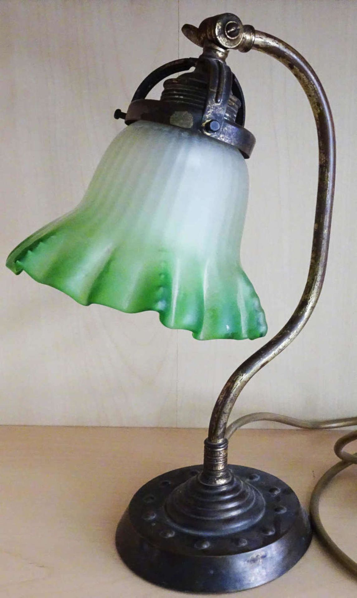 1 Jugendstil Tischlampe mit grünem Milchglasschirm in Metallmontur. Höhe ca. 35 cm1 Art Nouveau