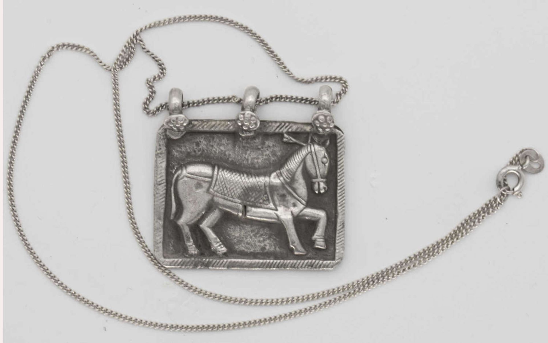 Silber - Anhänger an Silberkette. Anhänger in Form eines Schildes, Motiv ein plastisches Pferd.
