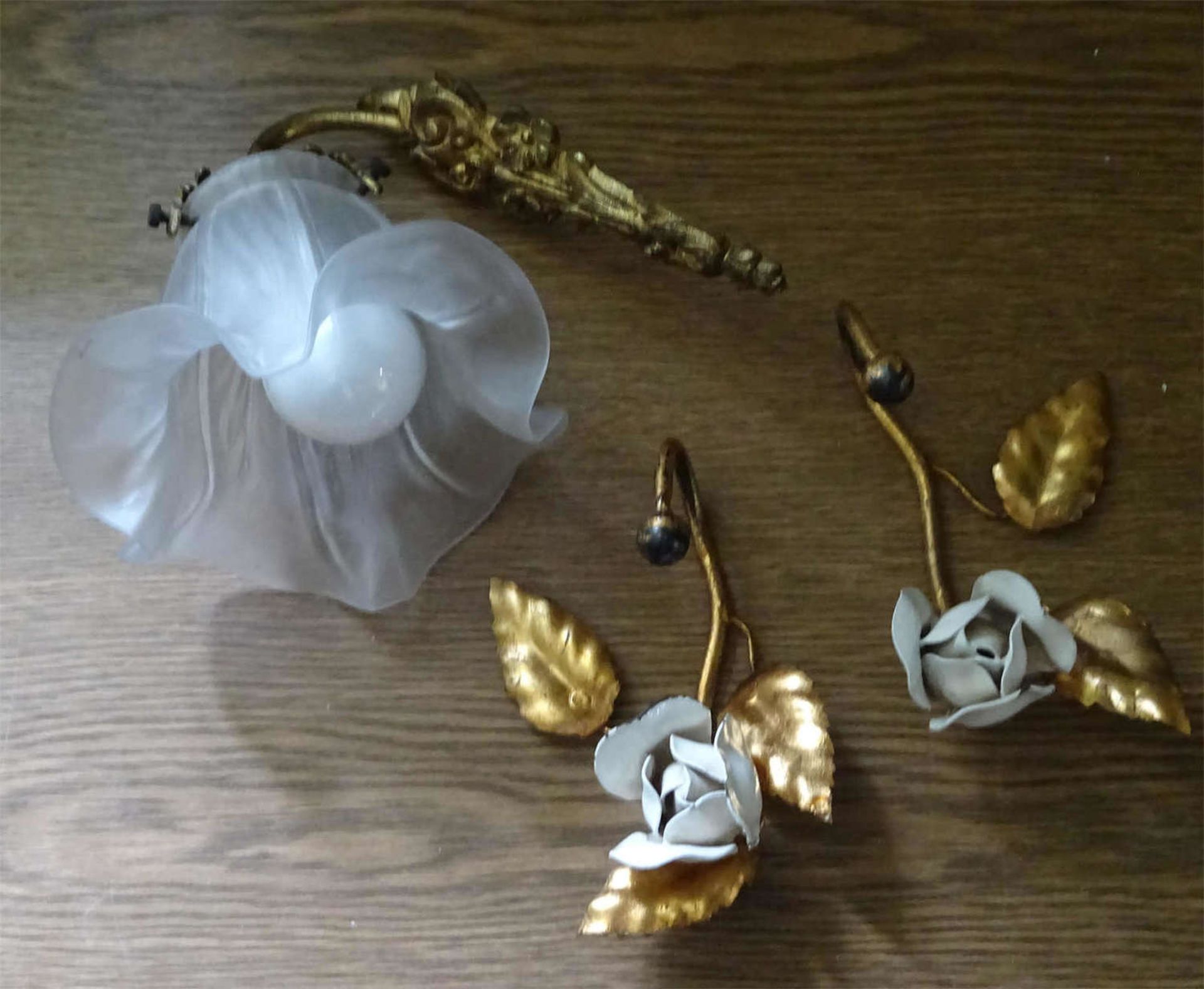 1 Original Jugendstil-Wandlampe mit Milchglasschirm, sowie 2 ausgefallener Kleiderhaken. Guter - Bild 2 aus 2