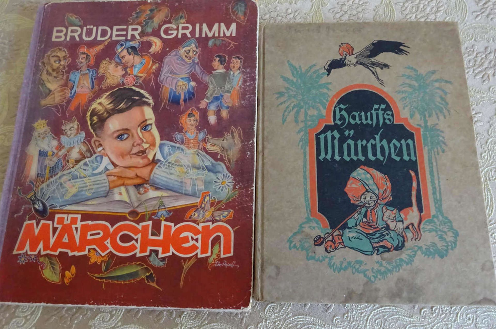2 Märchenbücher, 1x "Hauffs Märchen" von 1919, sowie 1x "Brüder Grimm Märchen" von 1947.2