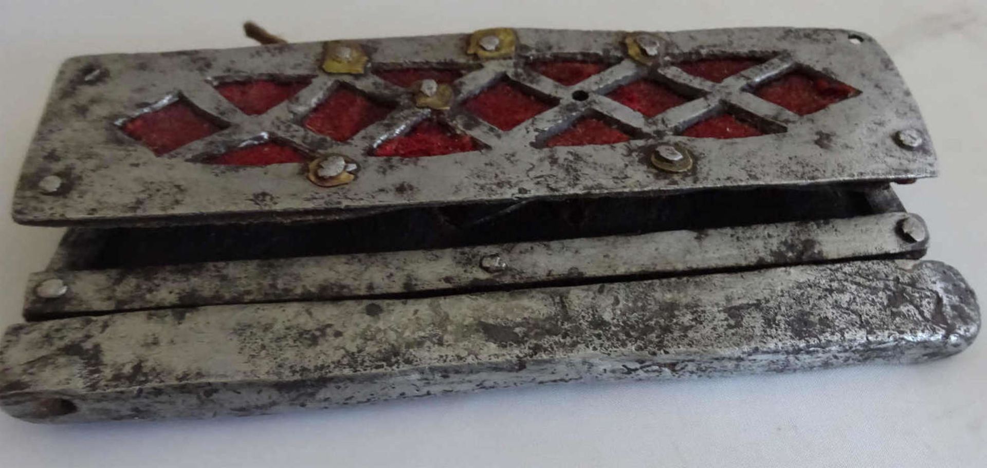 China, Schlagfeuerzeug für Lunte und Feuerstein, mit Leder und Metallbeschlägen in Rautenform. Um - Bild 2 aus 2