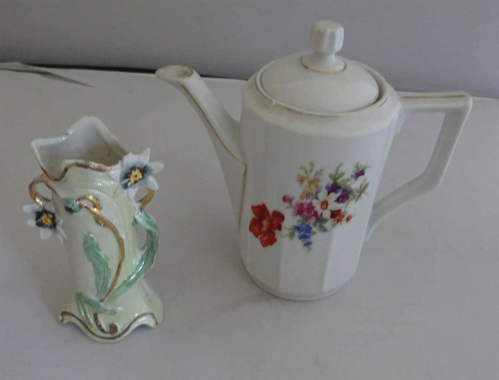 Konvolut, kleines Kaffeekännchen mit Deckel Blumenmalerei um 1910 und kleine Vase Jugendstil