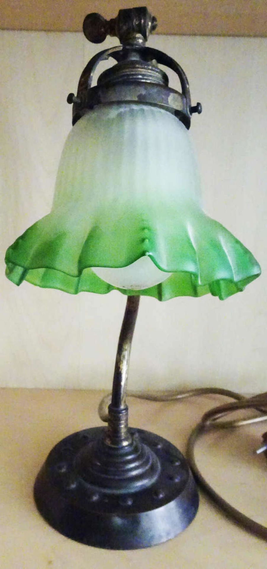 1 Jugendstil Tischlampe mit grünem Milchglasschirm in Metallmontur. Höhe ca. 35 cm1 Art Nouveau - Bild 2 aus 2