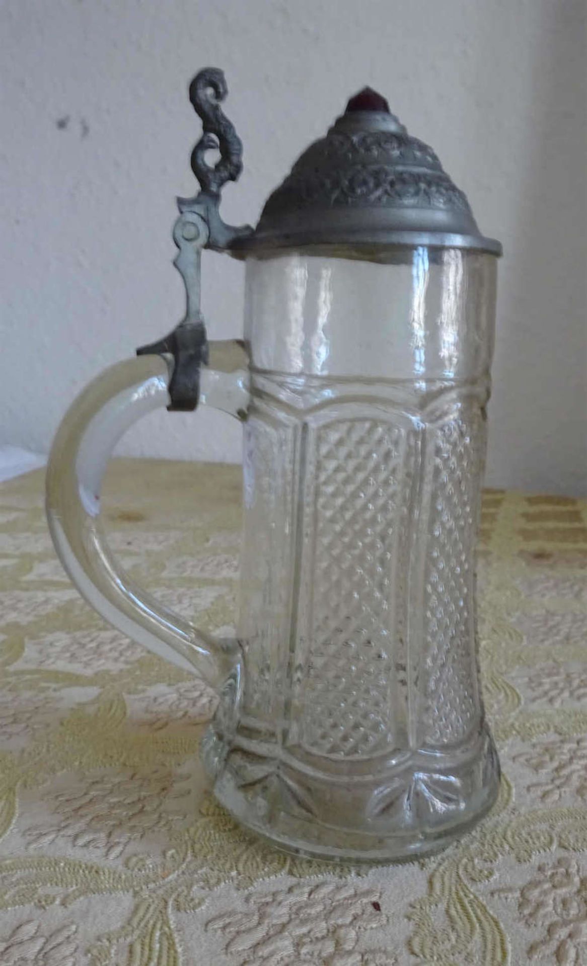 kleiner Pressglas Krug um 1910, Zinndeckel mit rotem Glasstein mittigsmall pressed glass pitcher
