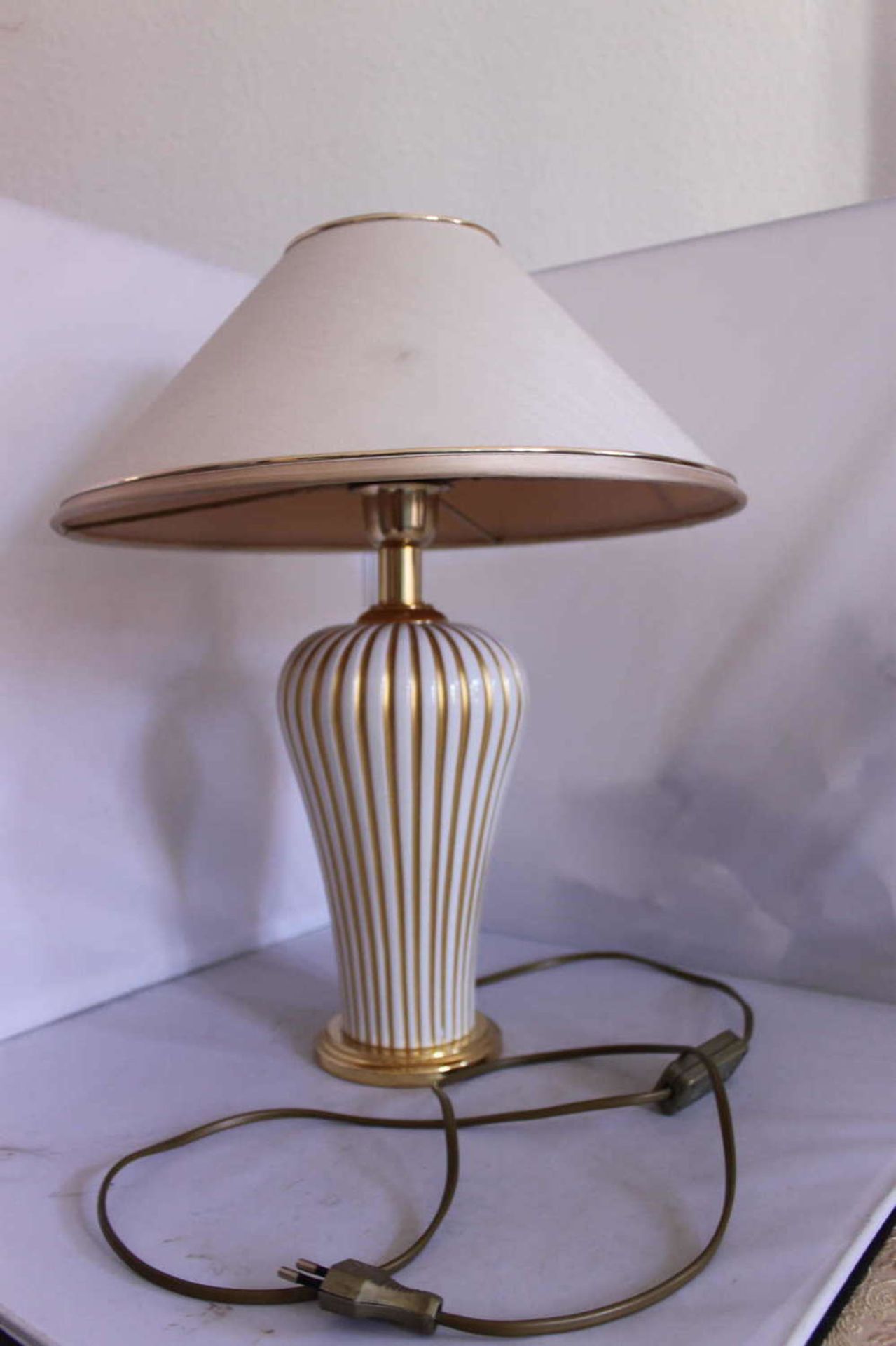 Gulia Mangani Designer Tischlampe, Porzellanfuß mit Goldstreifen und passender Schirm. Gemarkt mit
