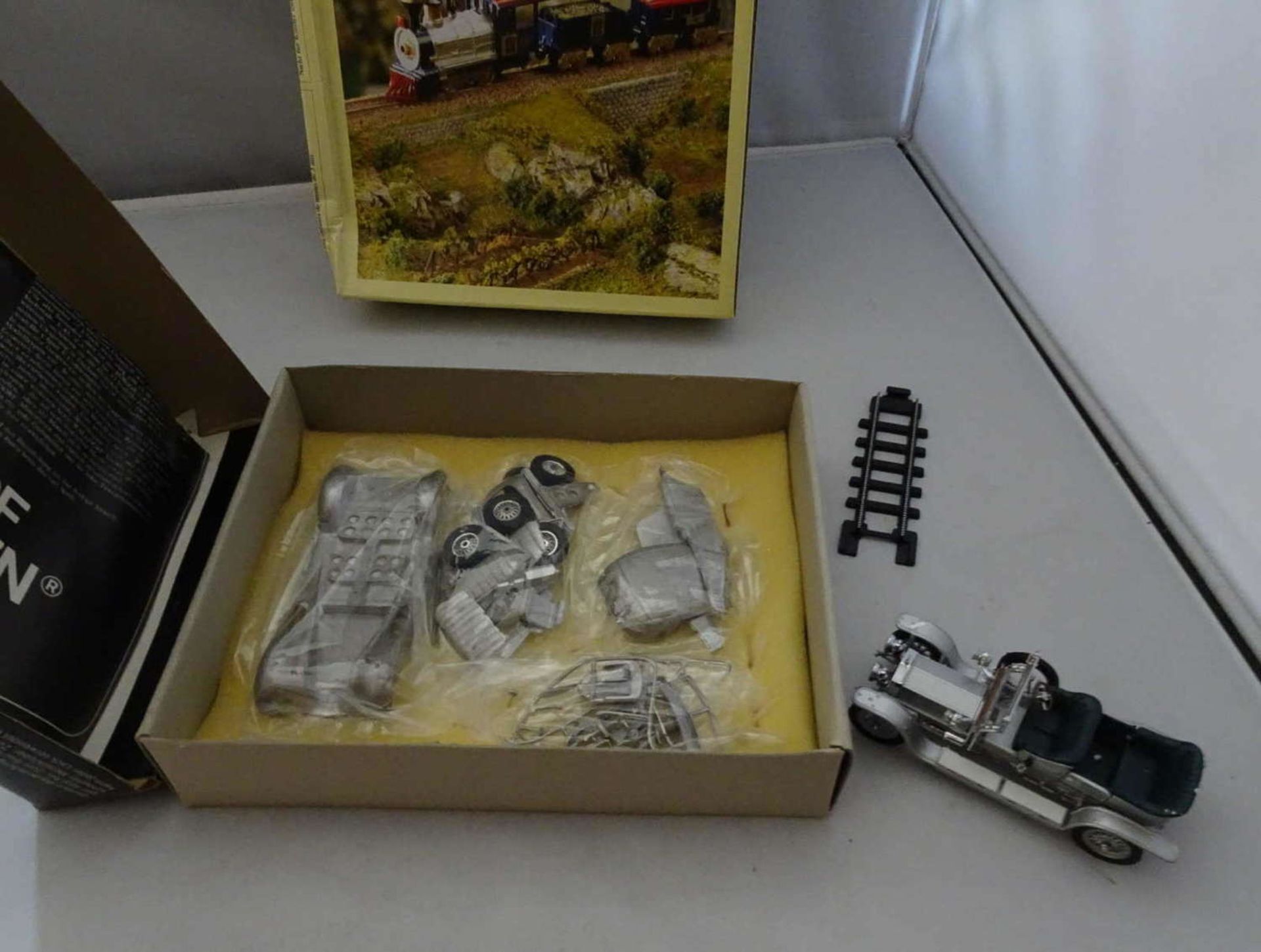 Lot Spielzeugmodelle, dabei Walldorf Miniaturen M 1:43, kleine Eisenbahn mit Schienen, sowie - Bild 2 aus 2