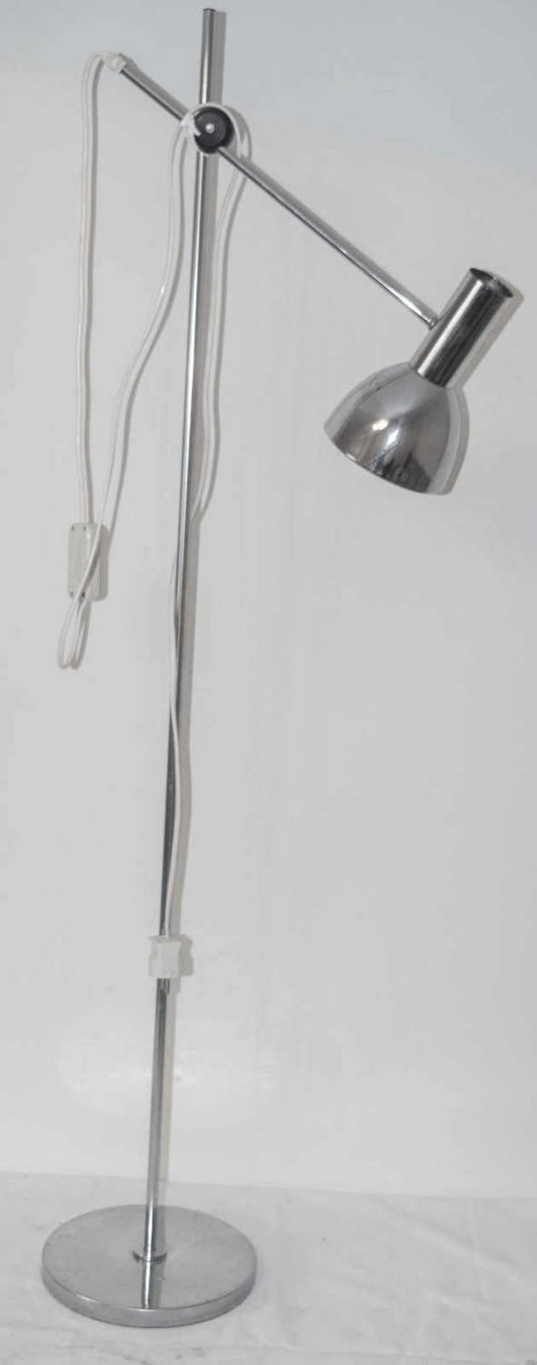 Stehlampe, Chrom, 70er Jahre - Design. Höhe: ca. 130 cm. Funktion geprüft. NUR ABHOLUNG - KEIN