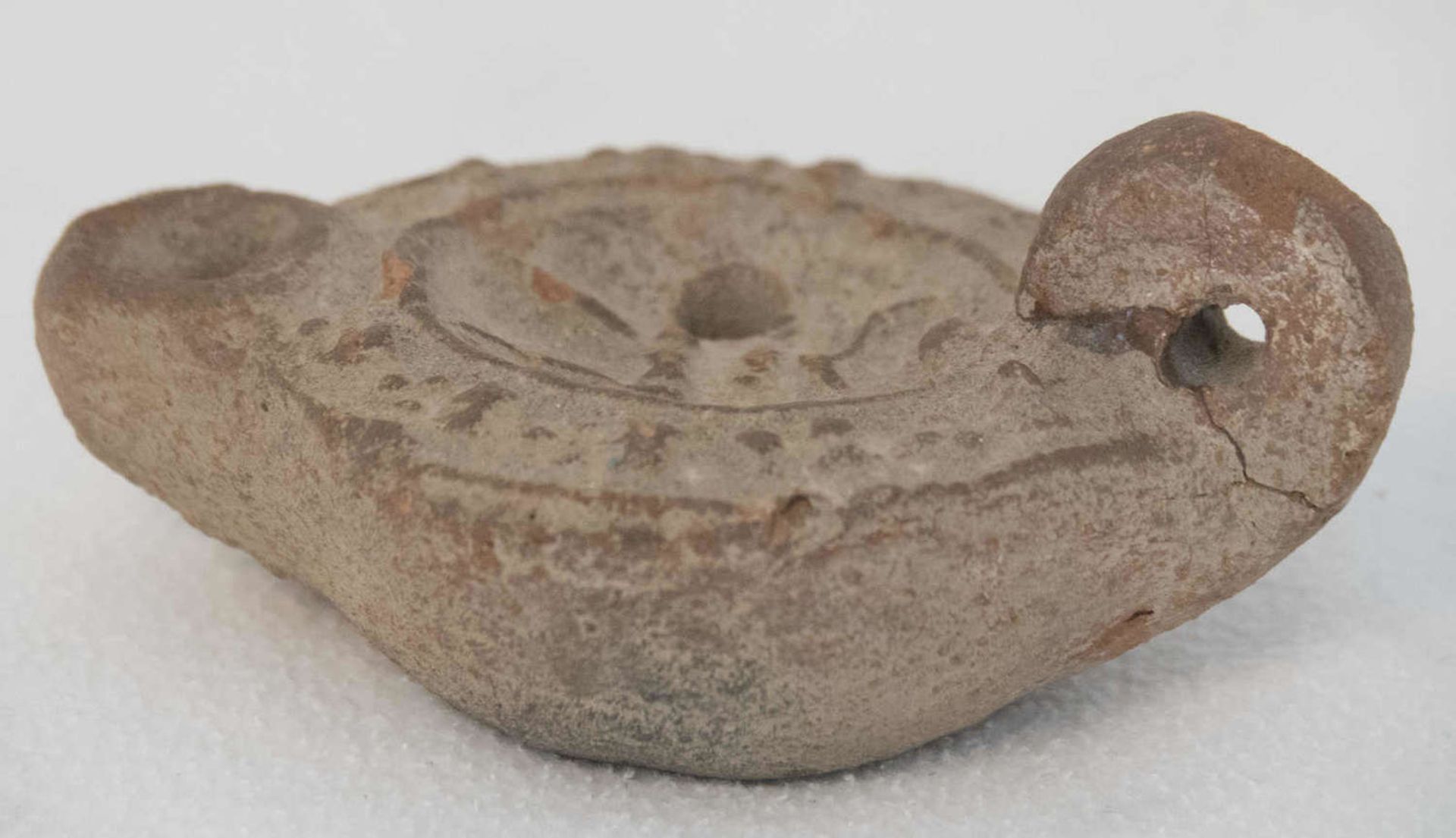 Römische Öllampe. Ton. Länge: ca. 10,5 cm. Bitte besichtigen.Roman oil lamp. Earthenware. Length: