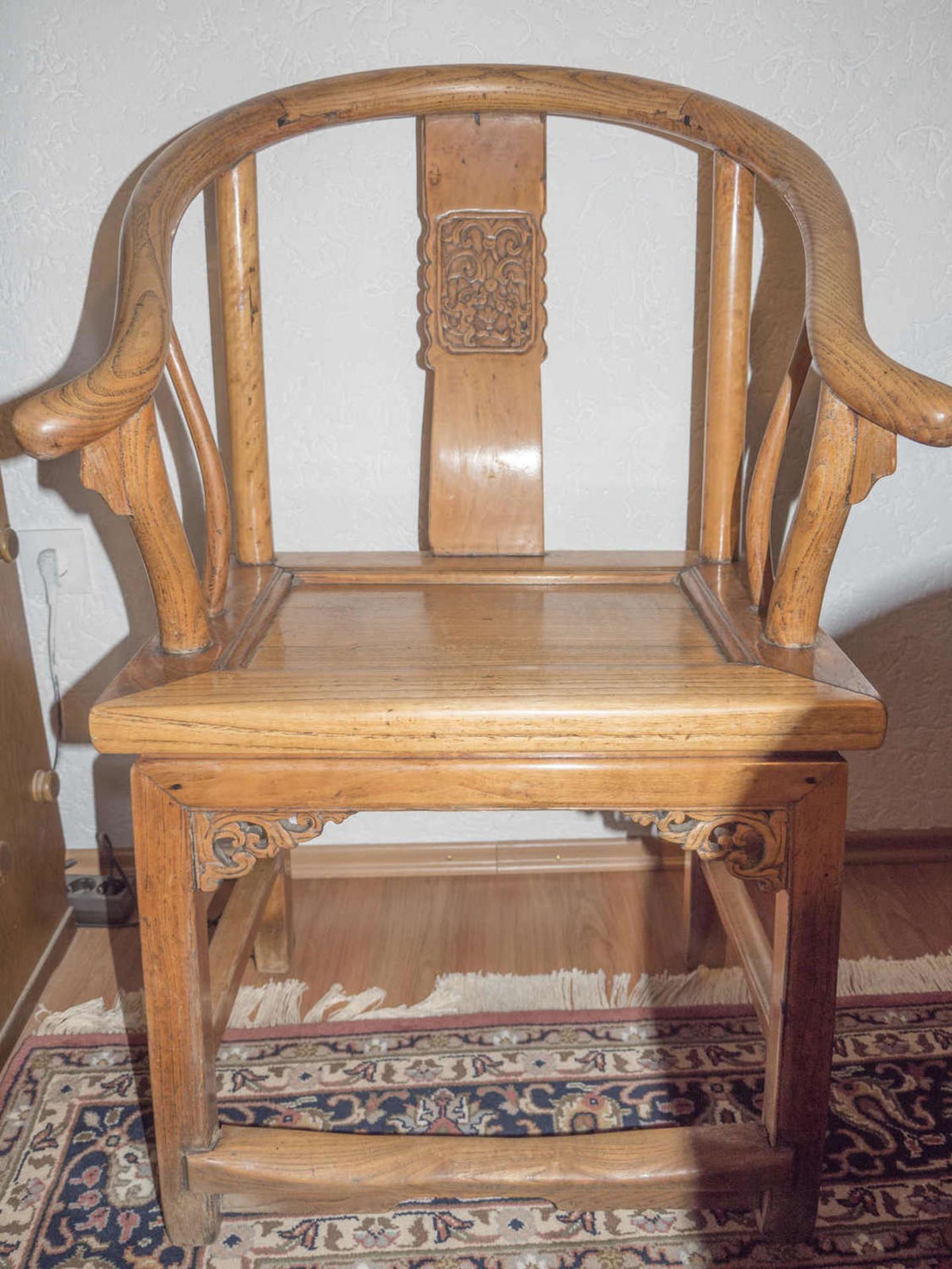 Zwei asiatische Lehnen - Stühle mit Ornament. H: ca. 93 cm, T: ca. 45 cm, B: ca. 56 cm. Nur