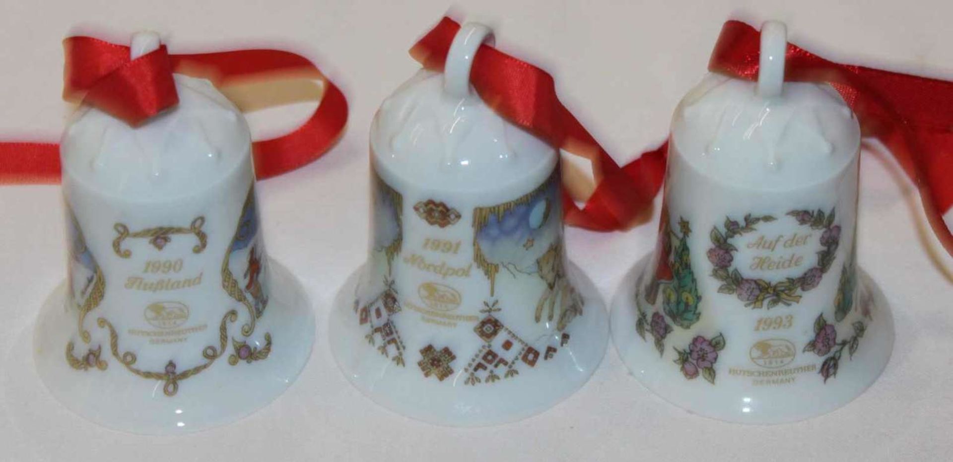 3 Hutschenreuther Christmas bells, while 1990 Flussland, 1991 North Pole and 1993 Auf der Heide