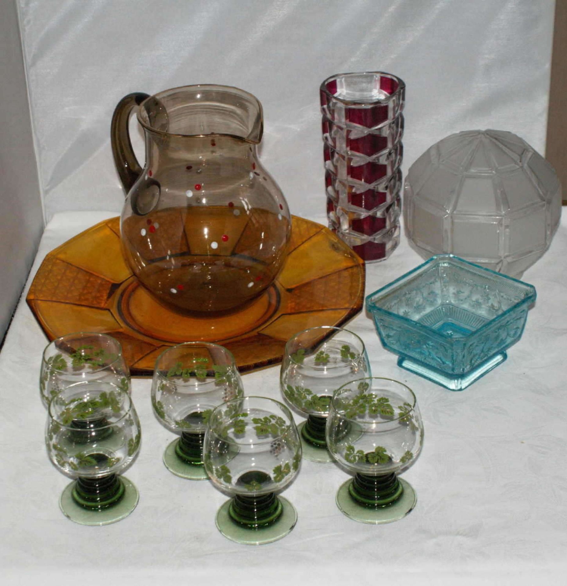 1 Glaskonvolut from old household, consisting of 6 small wine press, 1x glass jug, 1 vase, etc.