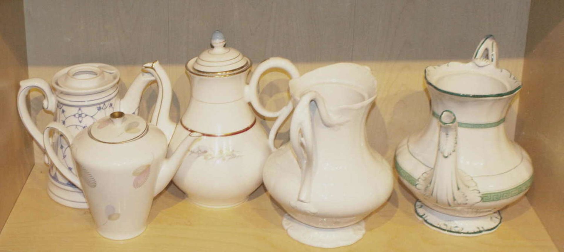 large lot of coffee pots, a total of 5 pieces, as well old Villeroy & Boch, 2 lids missing.