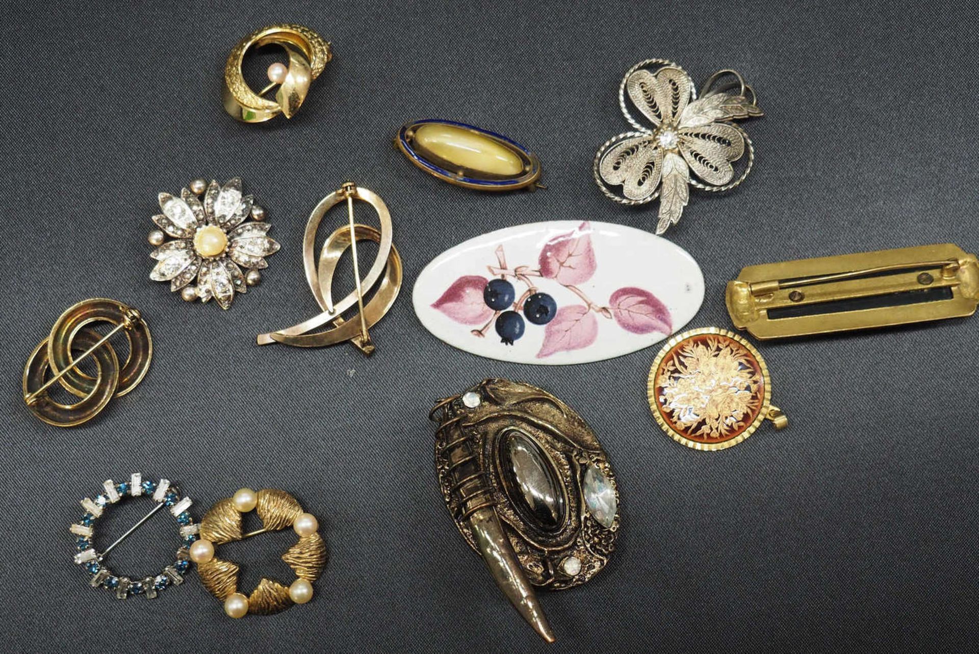 Lot of old brooches, base metals. Please visit.
