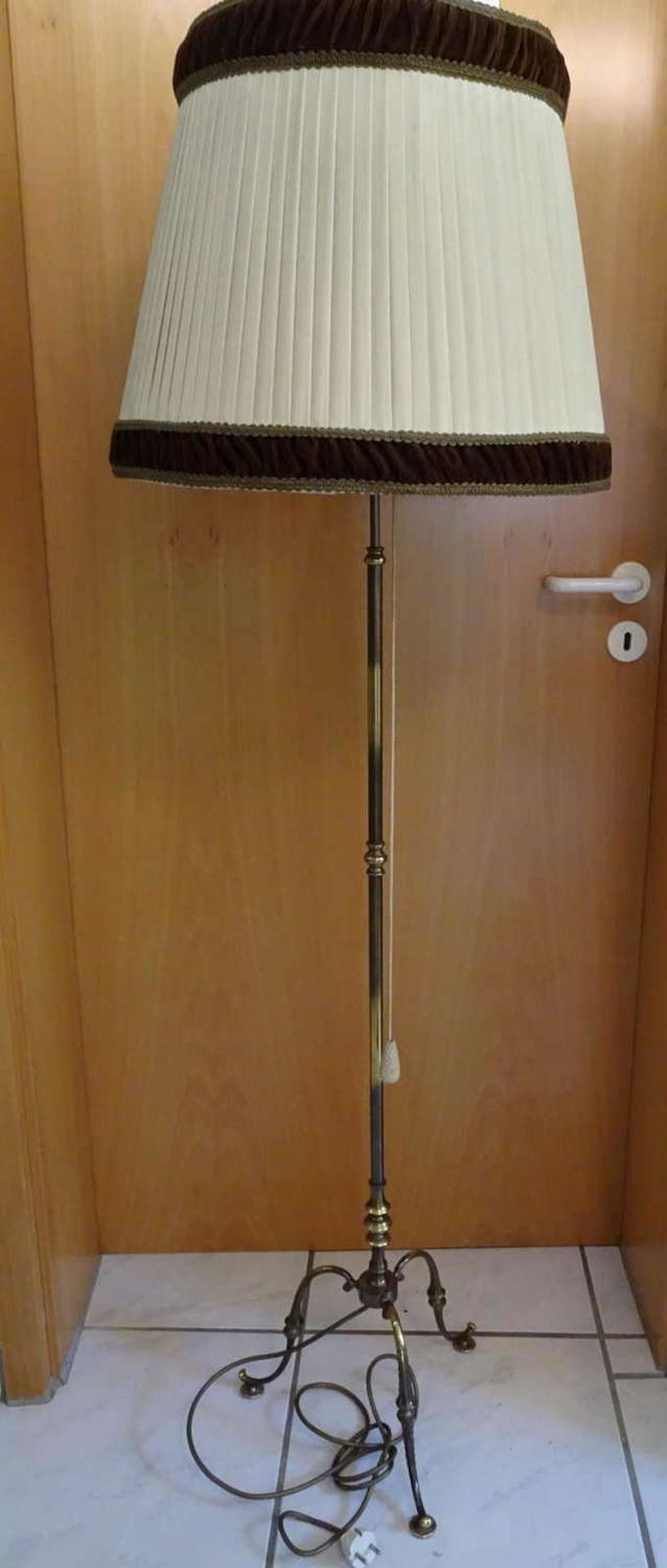 1 brass floor lamp, function tested, with pull mechanism. Height about 1.60 cmCOLLECTION - NO S