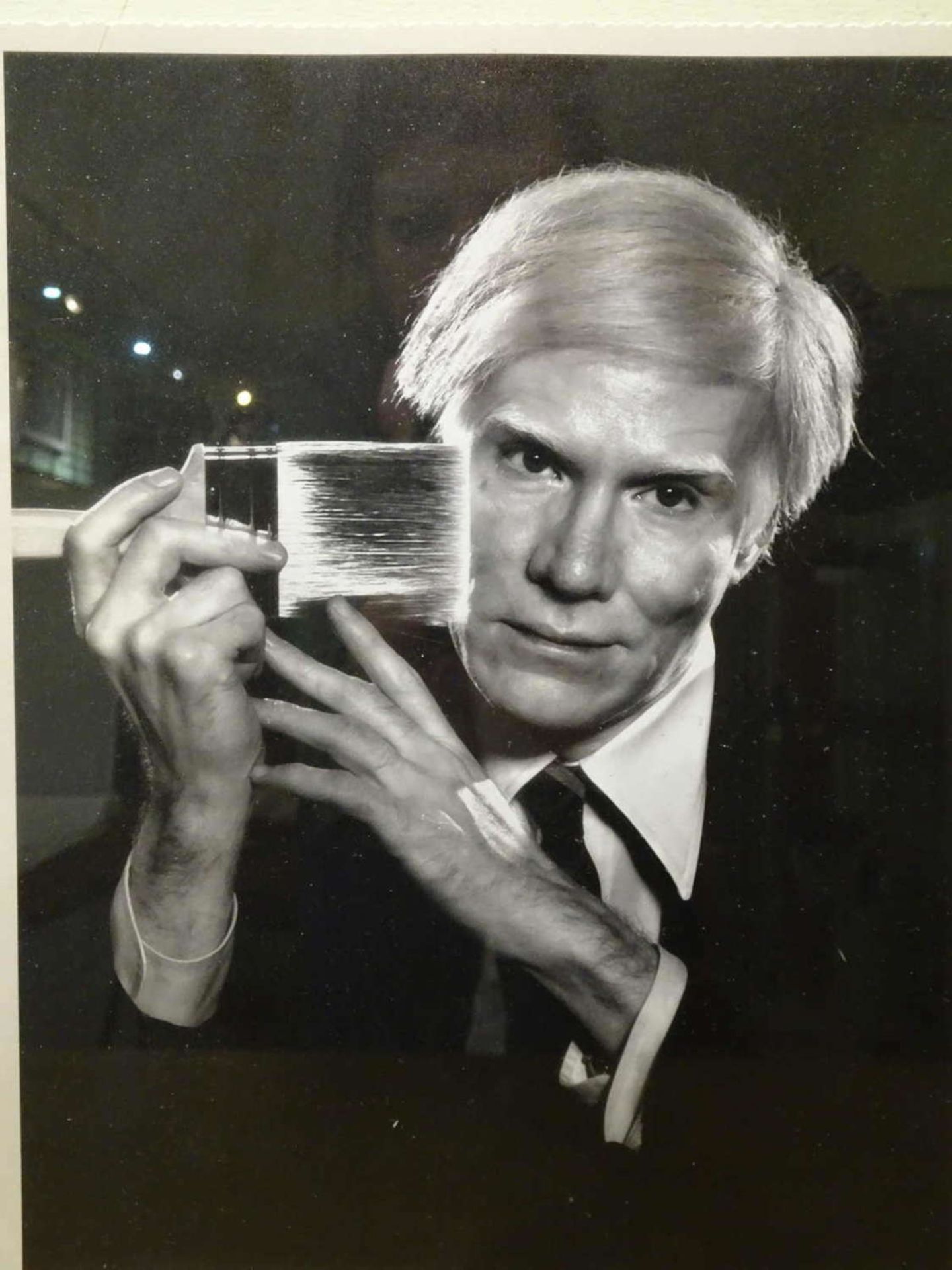 Photograph from France: Andy Warhol. Dimensions: 24x19 cm. Framed behind glass. - Bild 2 aus 2