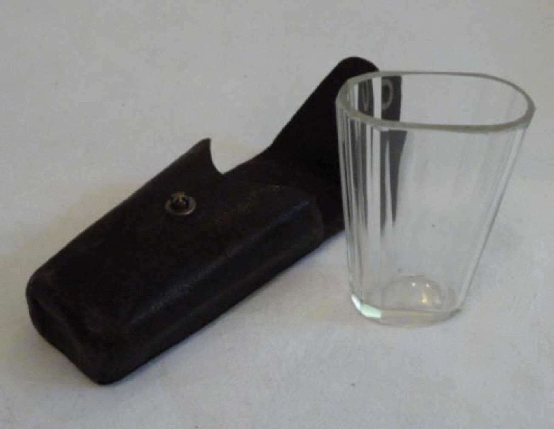 1 Biedermair drinking glass in leather case. Very good condition, height c.a 8,5cm - Image 2 of 2