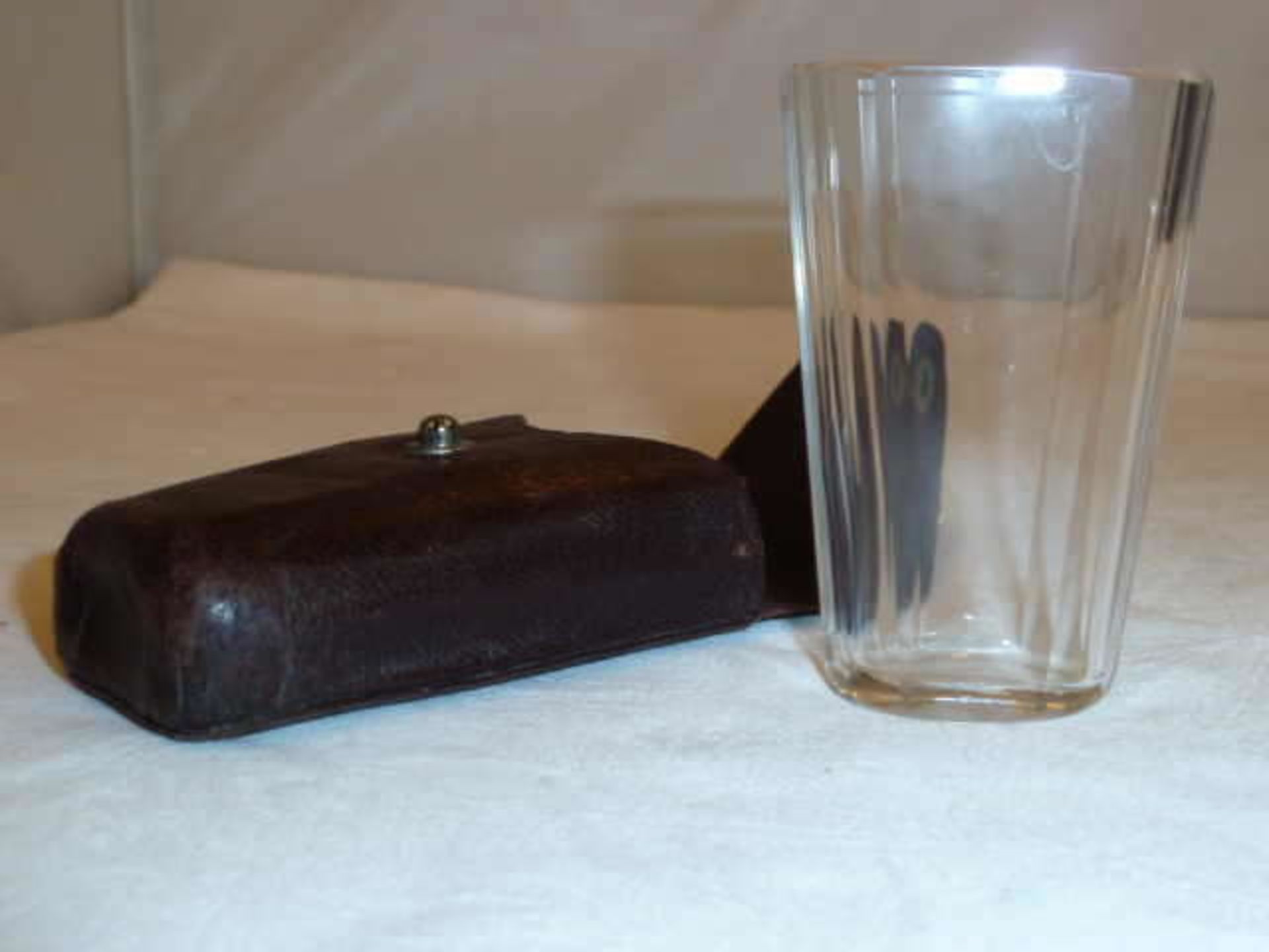 1 Biedermair drinking glass in leather case. Very good condition, height c.a 8,5cm