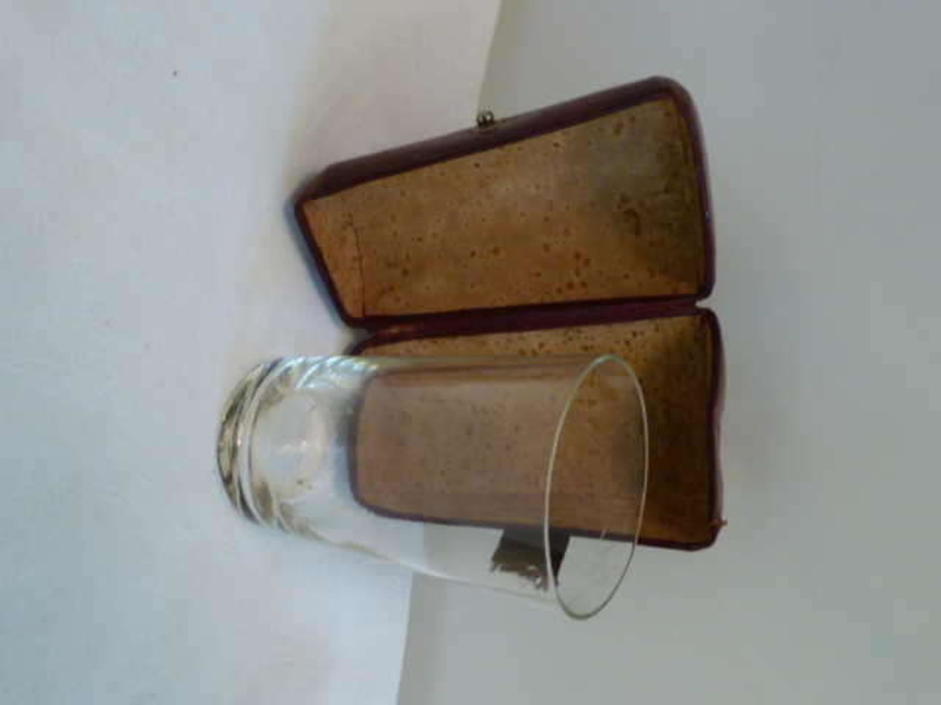 1 travel glass around 1900 in a leather case, height about 9cm. 10cm. - Bild 2 aus 2
