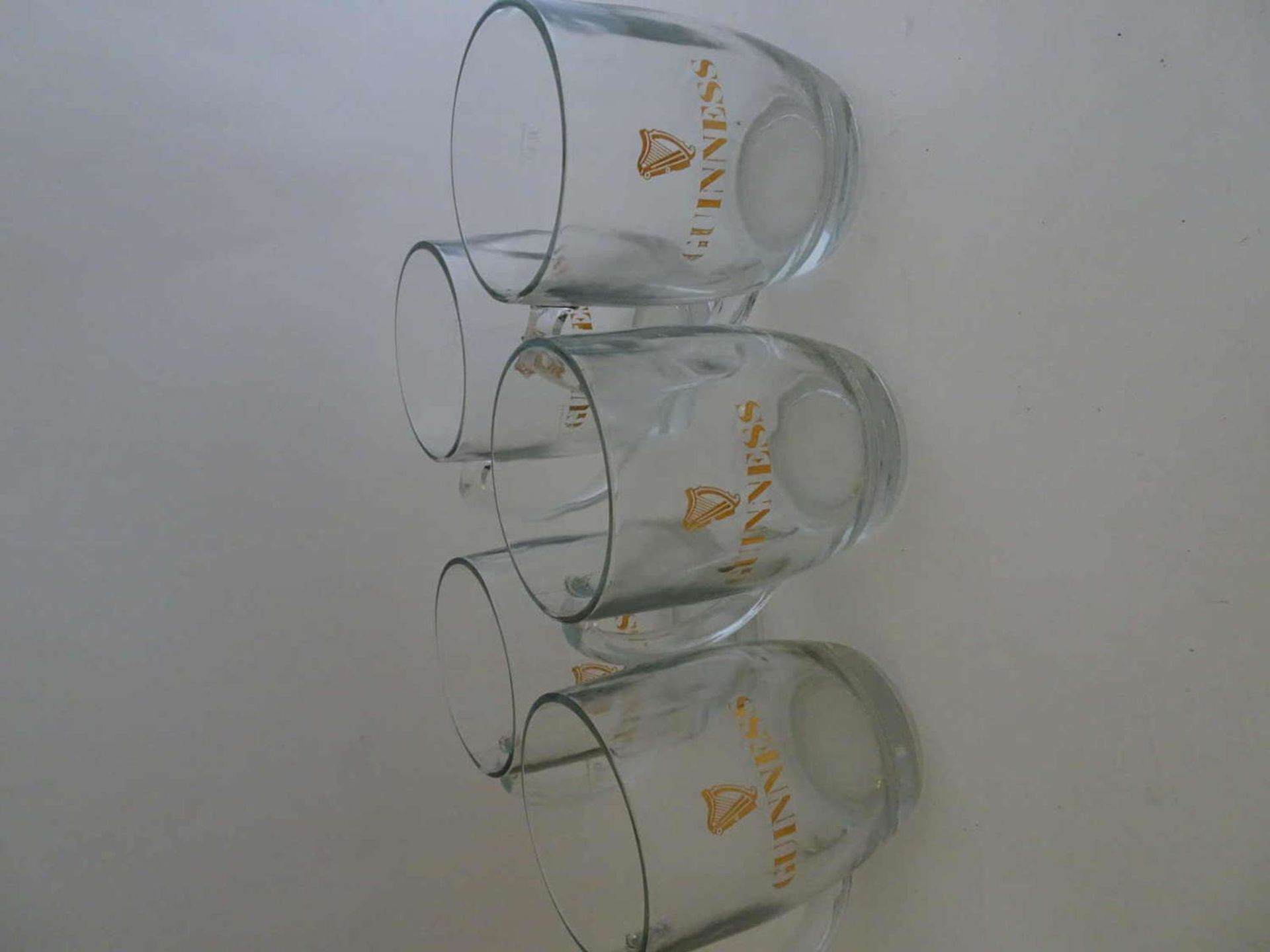 5 older Guiness glasses for the beer connoisseur, 0,4 ltr. Calibration mark. Good condition.