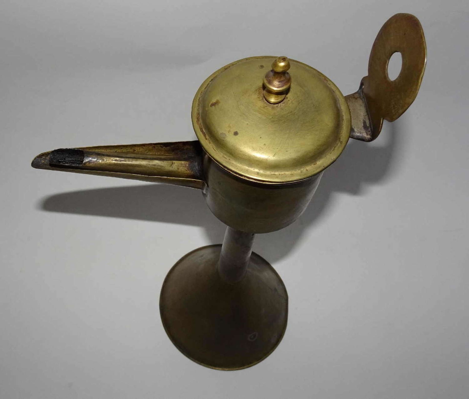 1 failed lamp with oil can and wick. Height about 32cm. Also with wall hangings. - Image 2 of 2