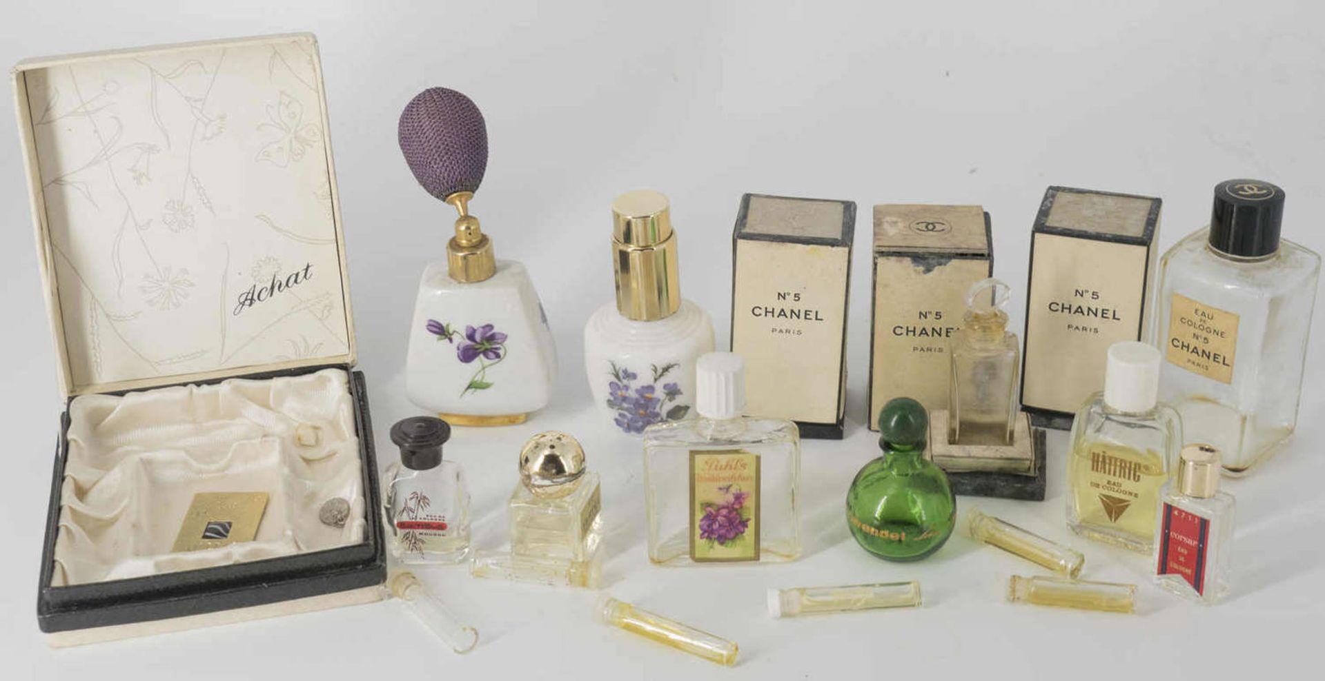 Collection Parfum -Flakons, various brands, besides Chanel No. 5. Please visit.