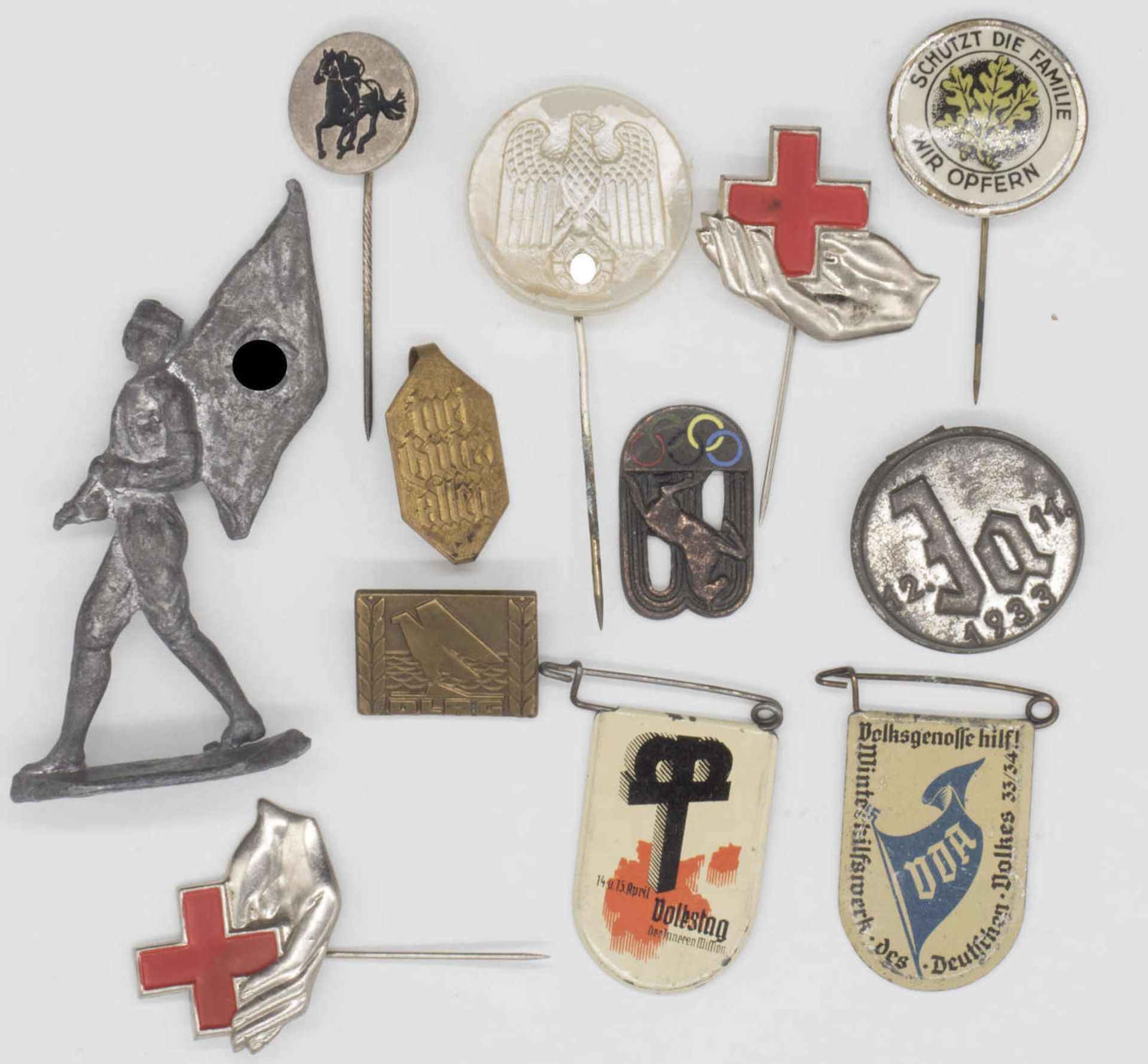 Lot and pins, mostly WHW. In addition a tin soldier "flag bearer". Please visit.